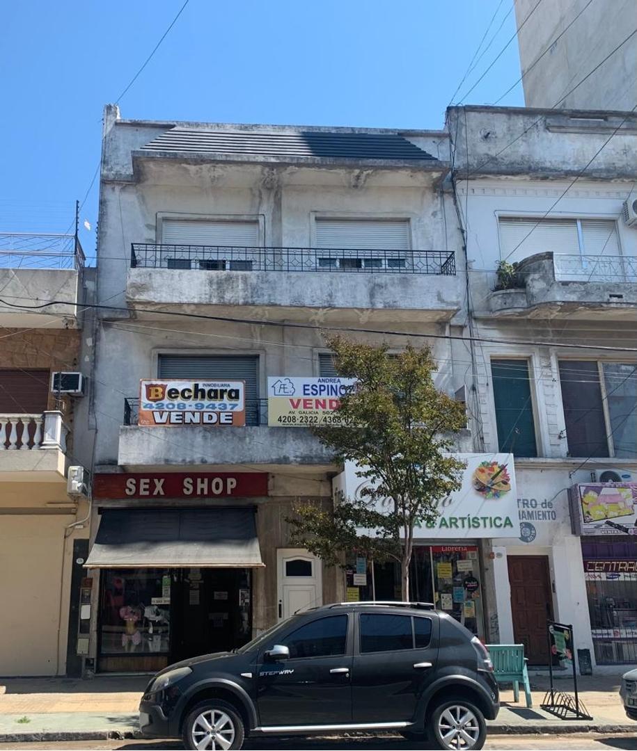 AMPLIO Y EXCELENTE TIPO CASA SOBRE AV. GALICIA