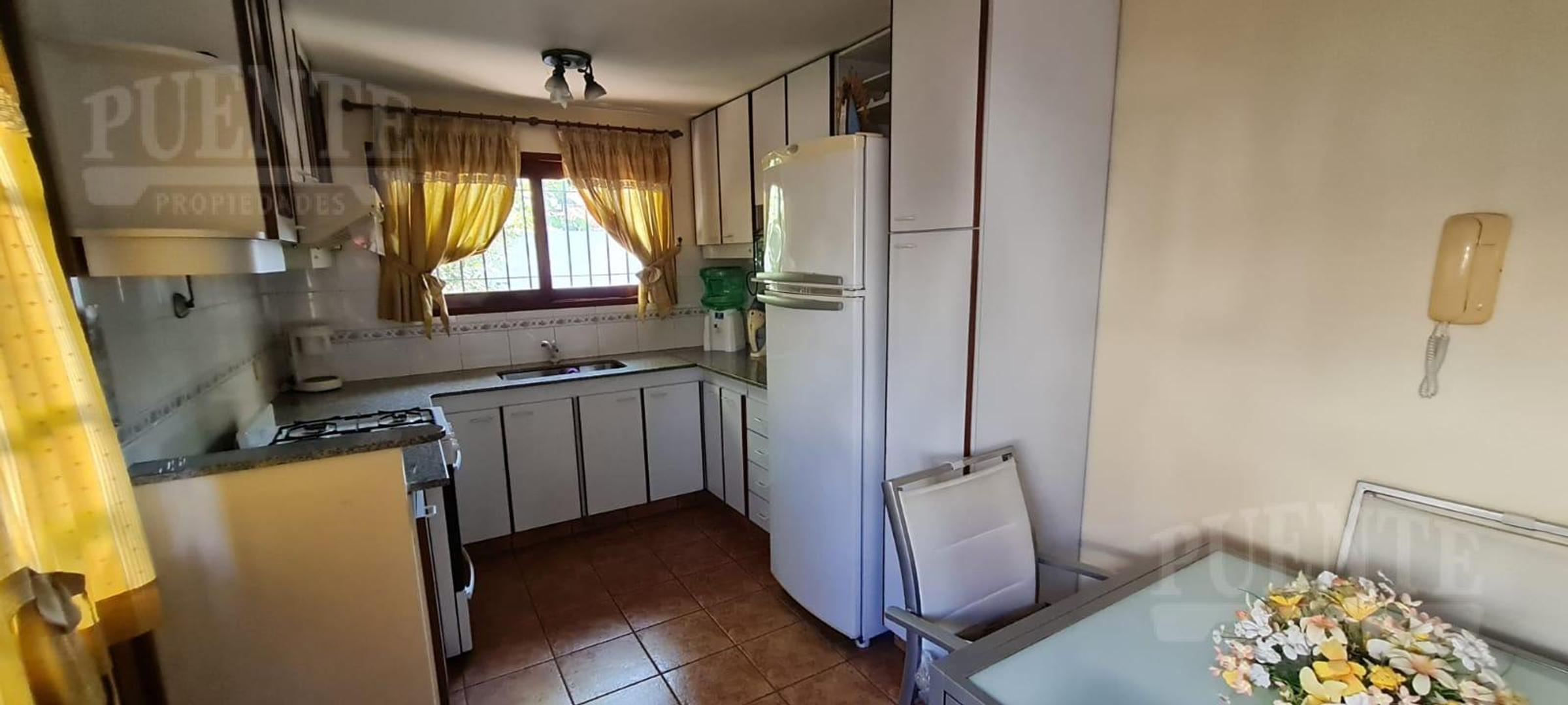 Casa en Alquiler con 2 cocheras