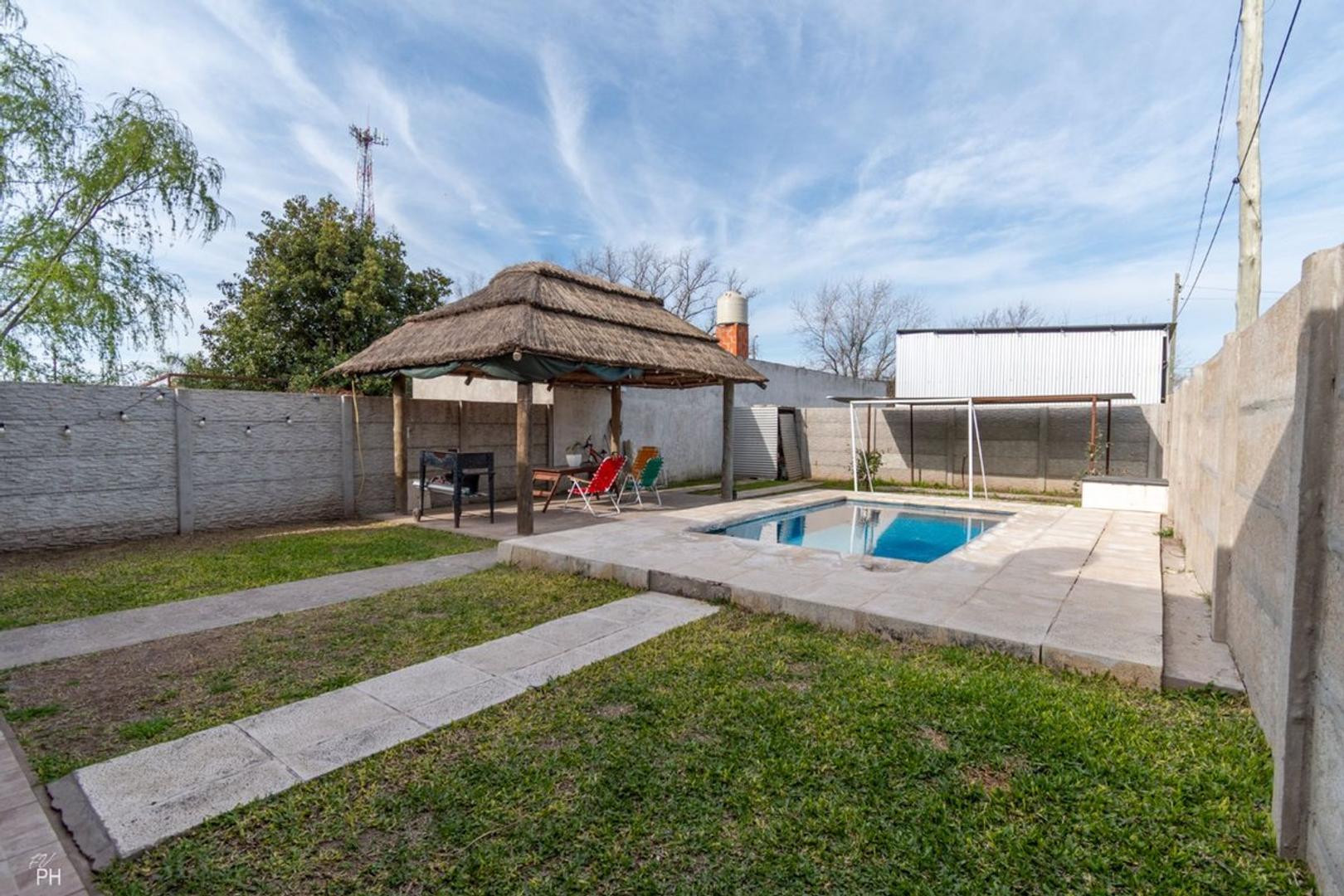 VENTA - CASA 2 DORMITORIOS + GALPON, ROLDAN