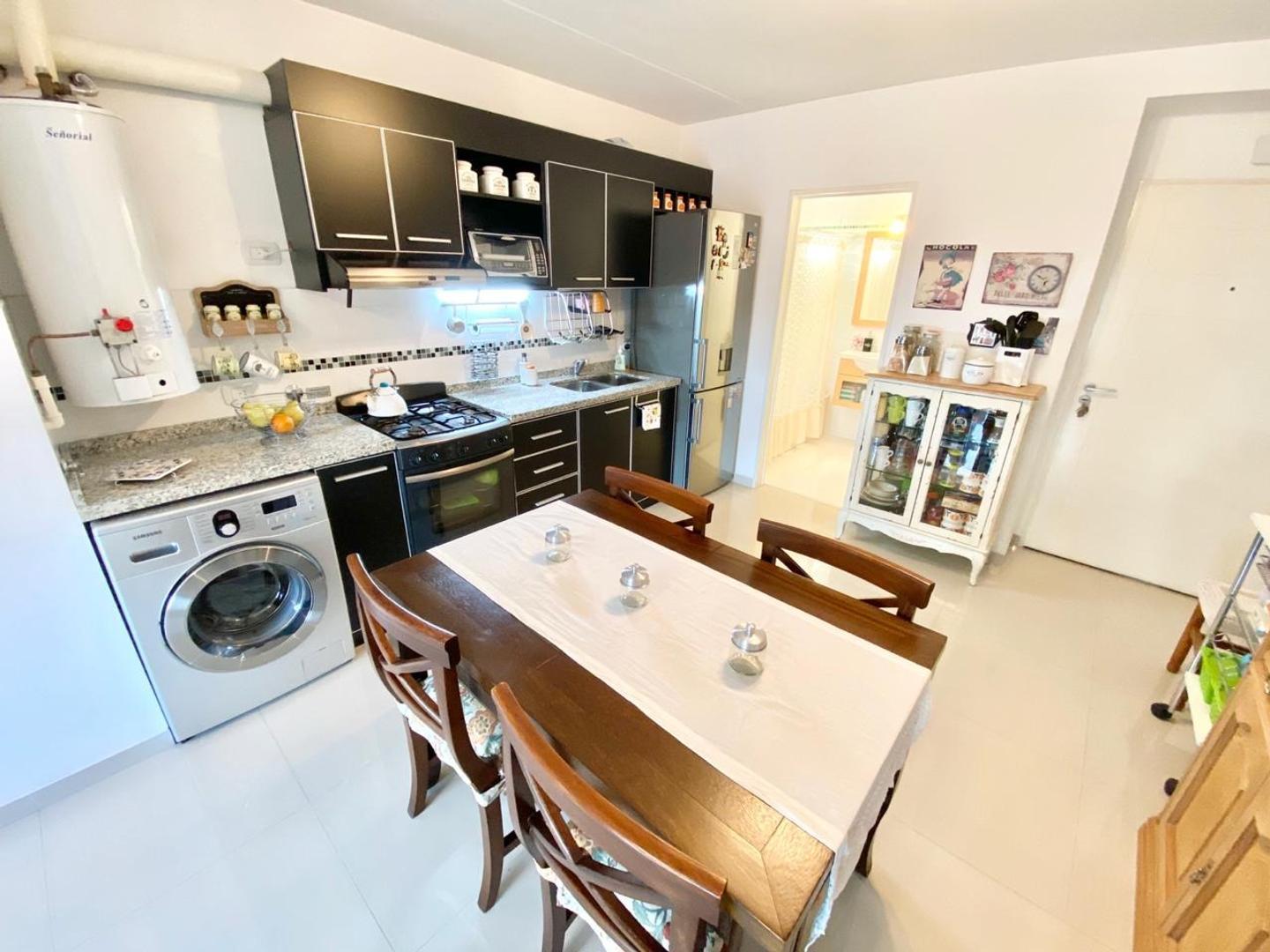 Amplio monoambiente con balcón en excelente estado.