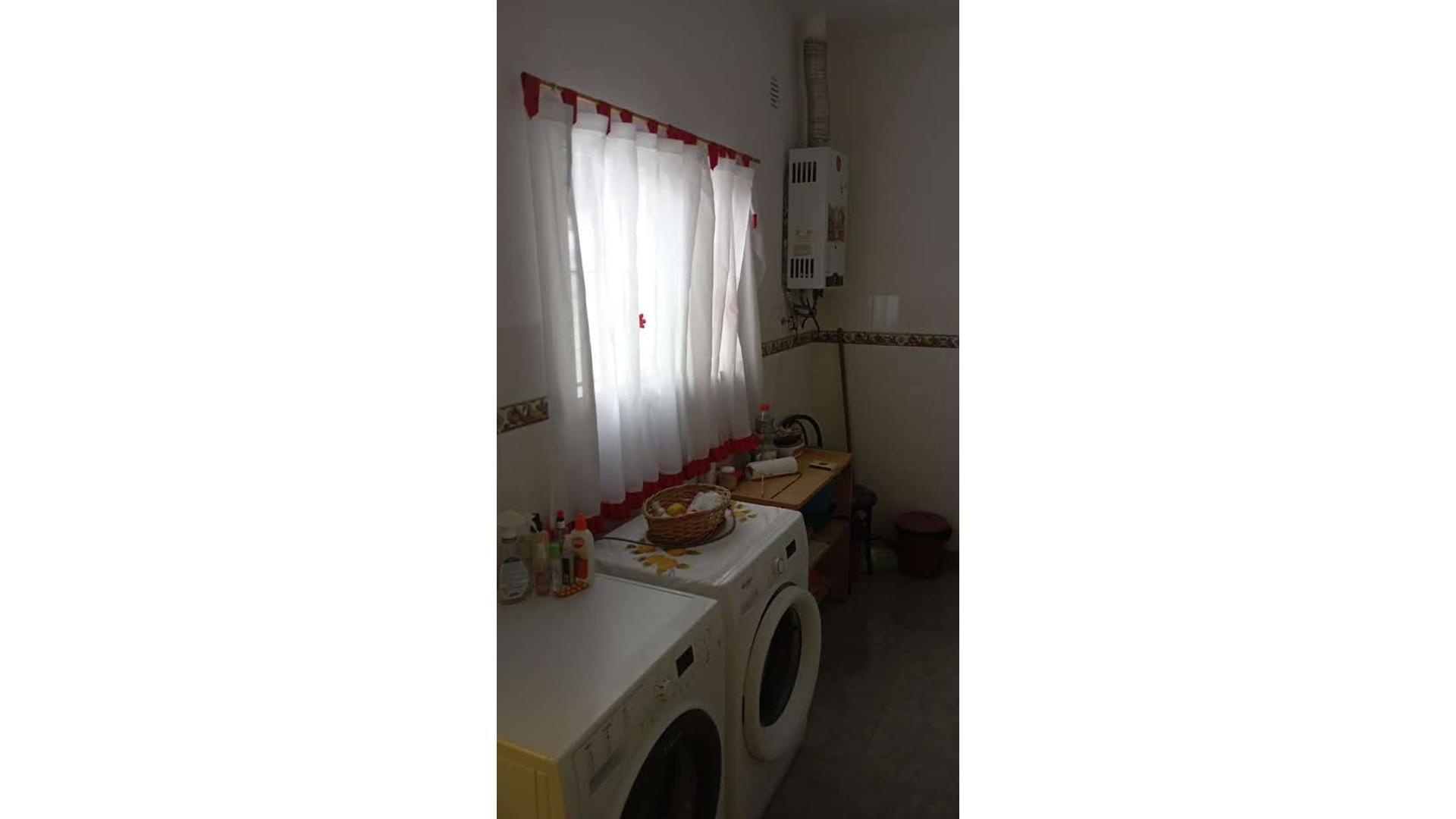 VENTA DE CASA DOS AMB EN BARRIO SUHR HOREIS