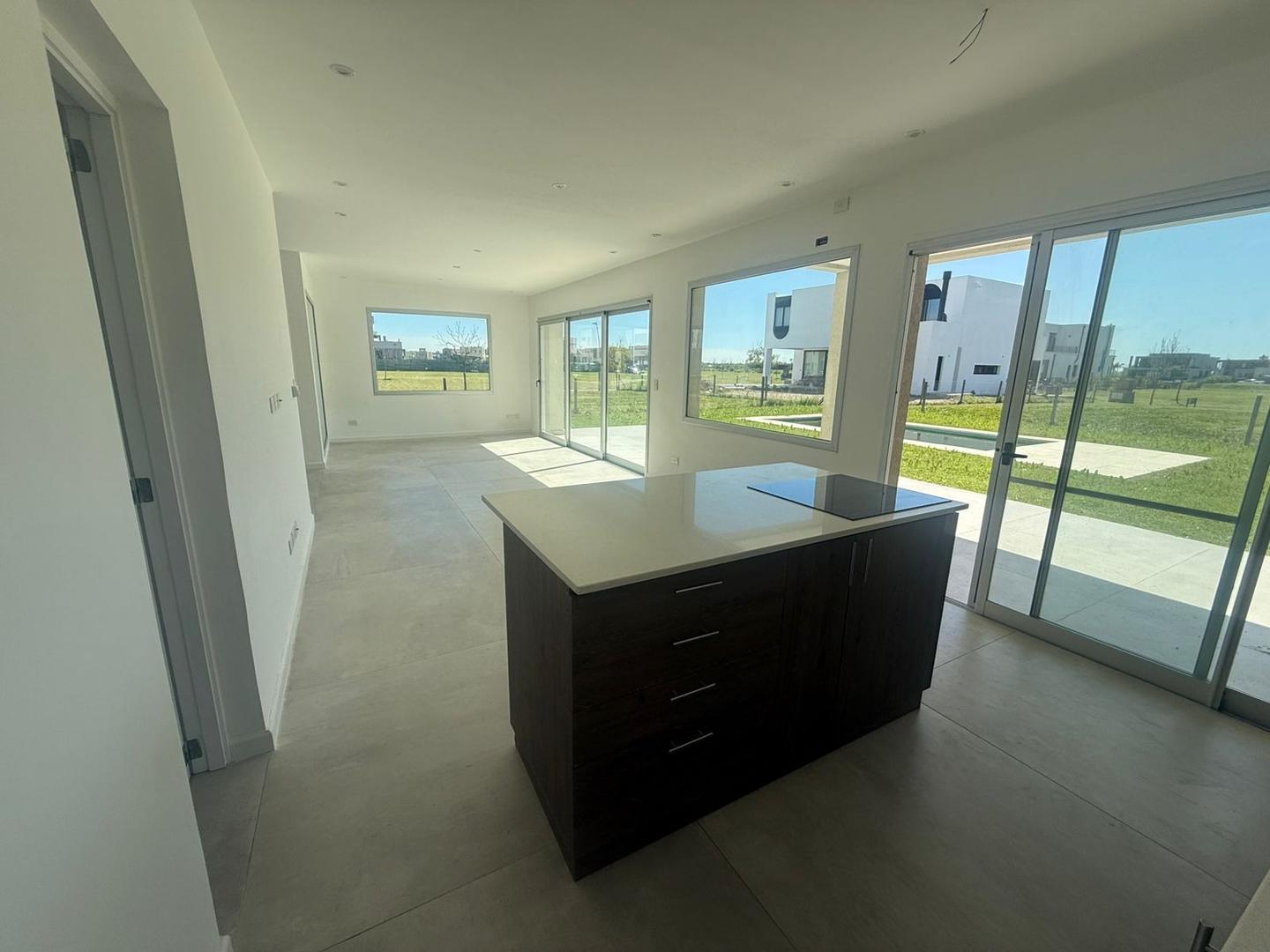 Casa 4 ambientes con 3 baños