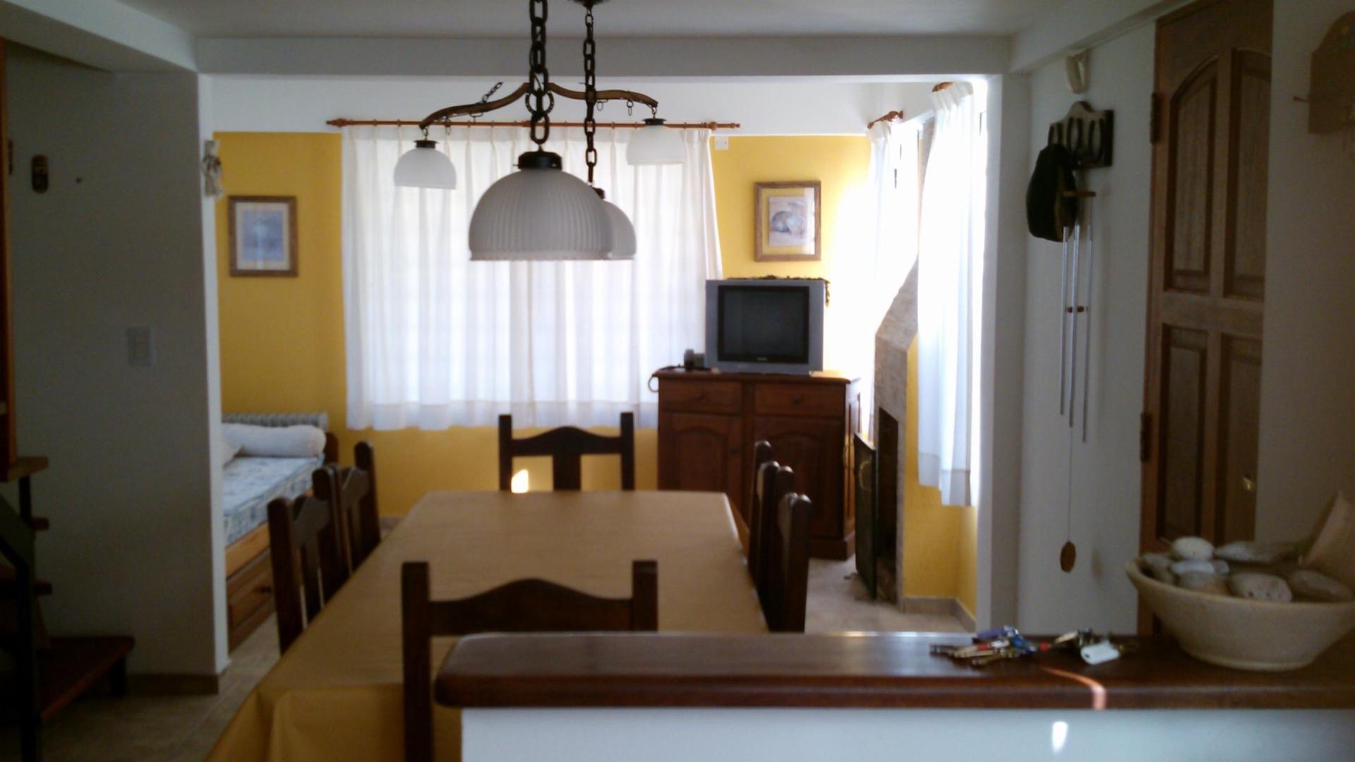 Chalet de 3 ambientes en Mar Azul a 6 cuadras de Playa.