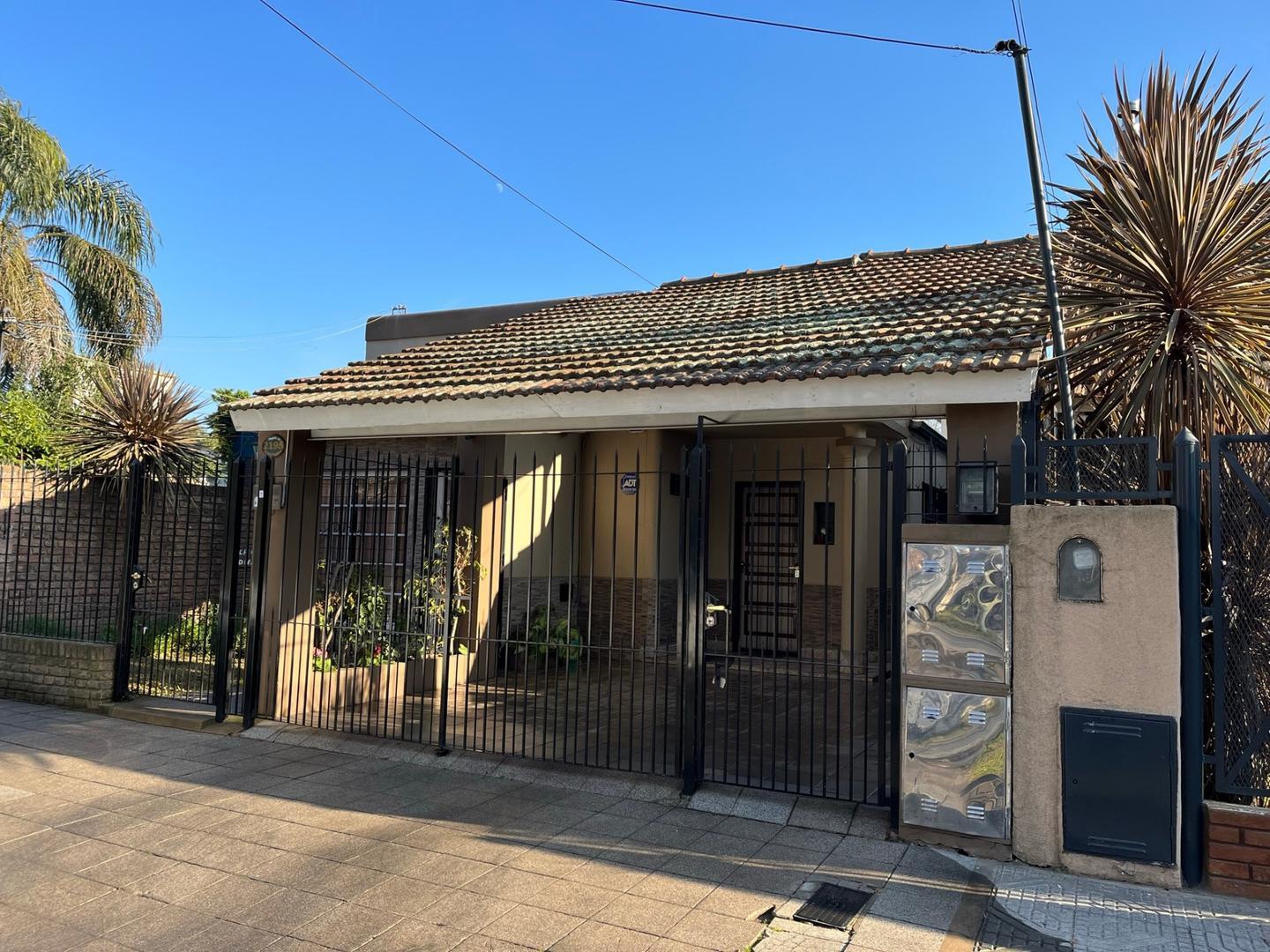 José mármol excelente propiedad en venta con local al fte