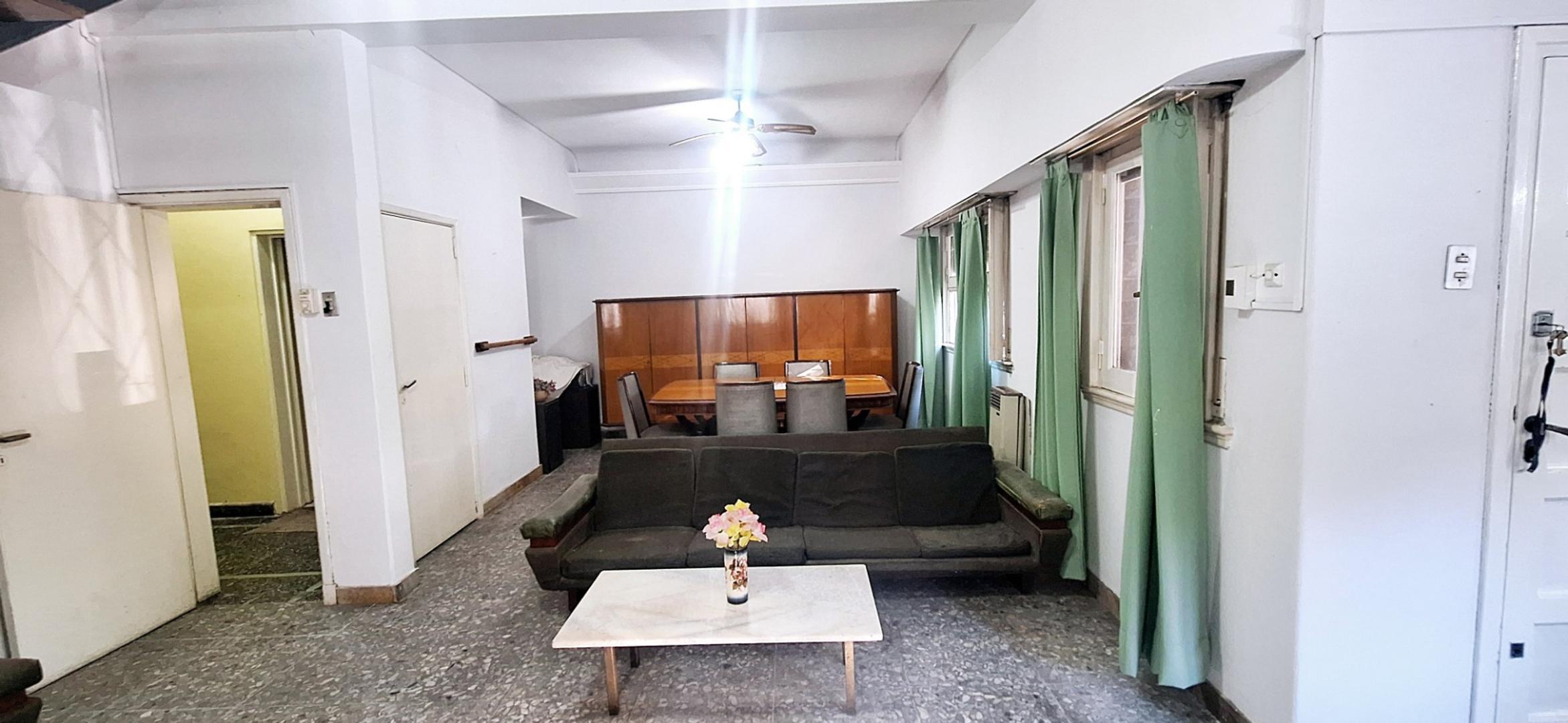 Casa 6 ambientes con 2 baños