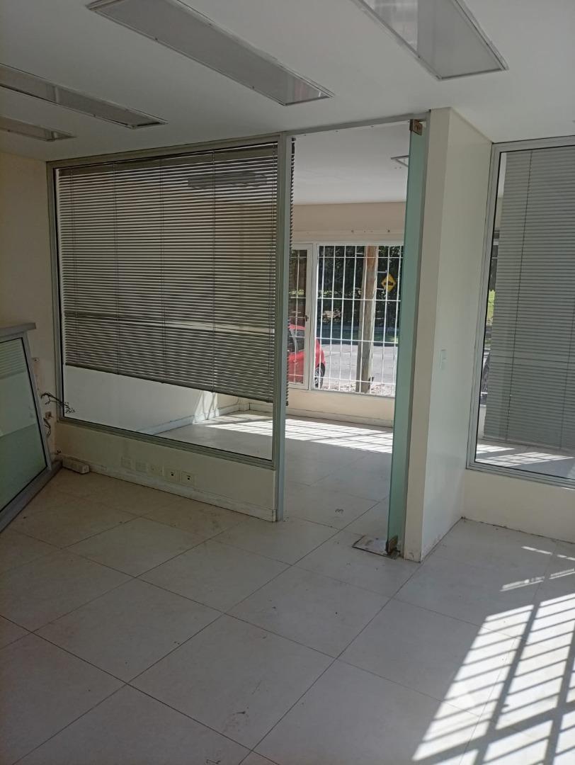 Locales/Oficina total 70m² c/ Cocheras - San Isidro
