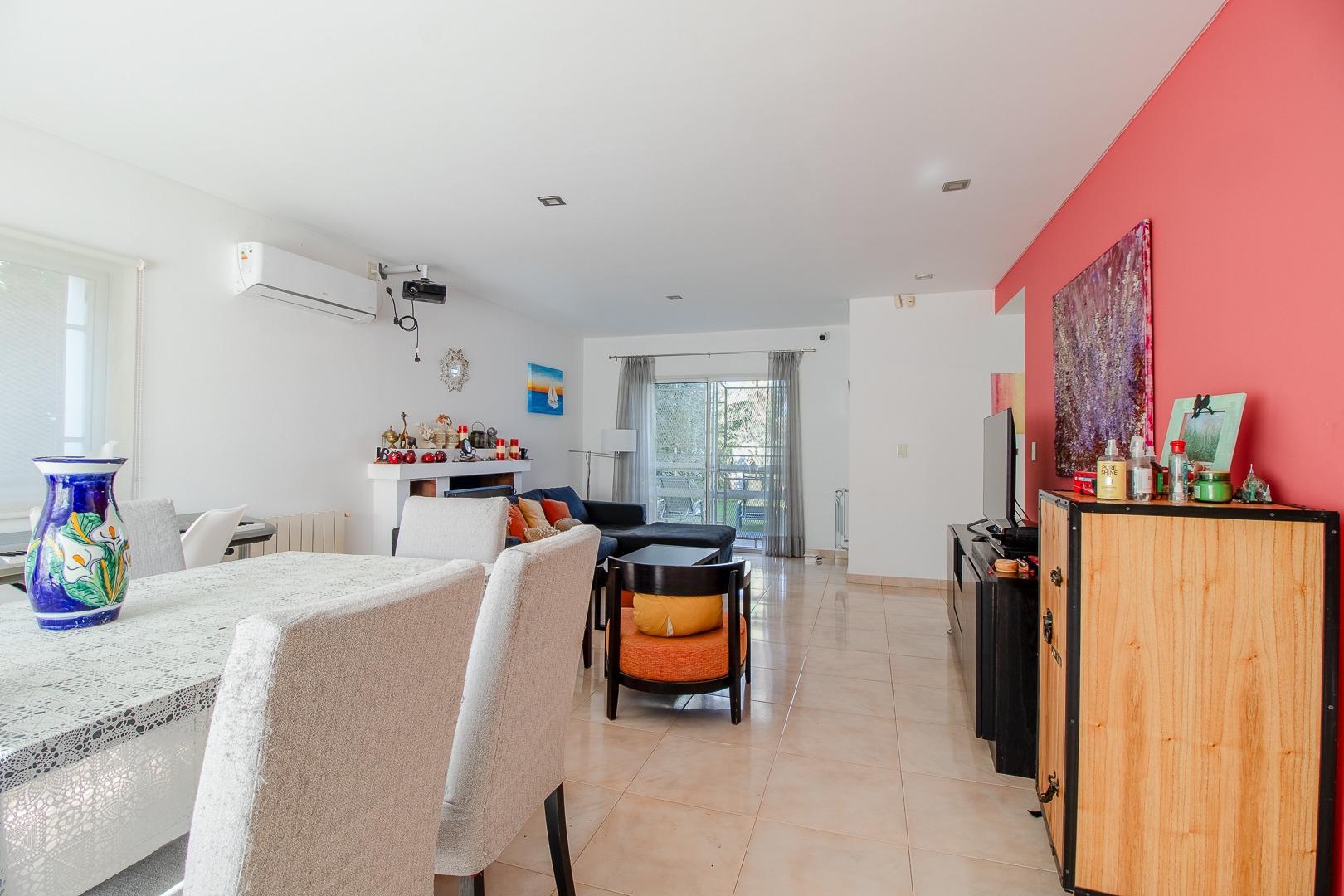 Casa en Venta con 3 cocheras