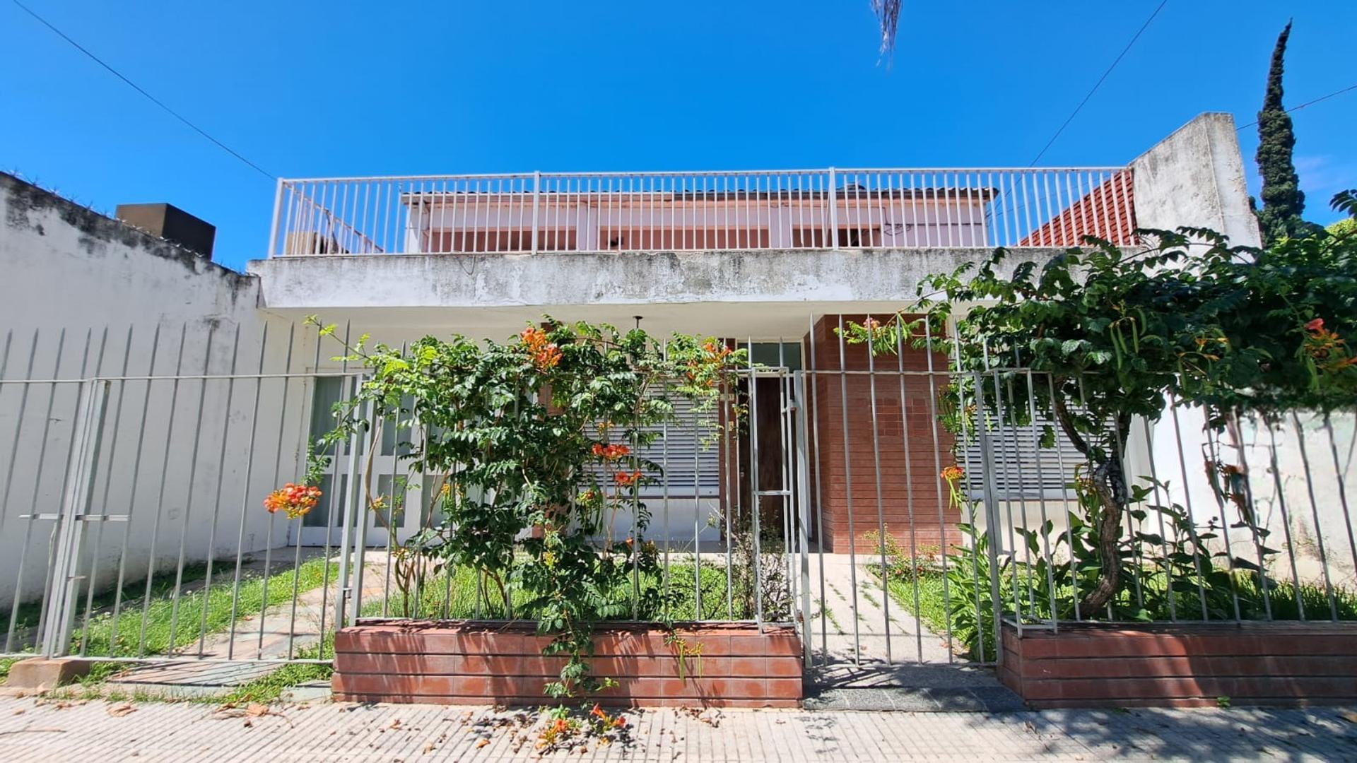 Casa a metros de la Costanera a refaccionar