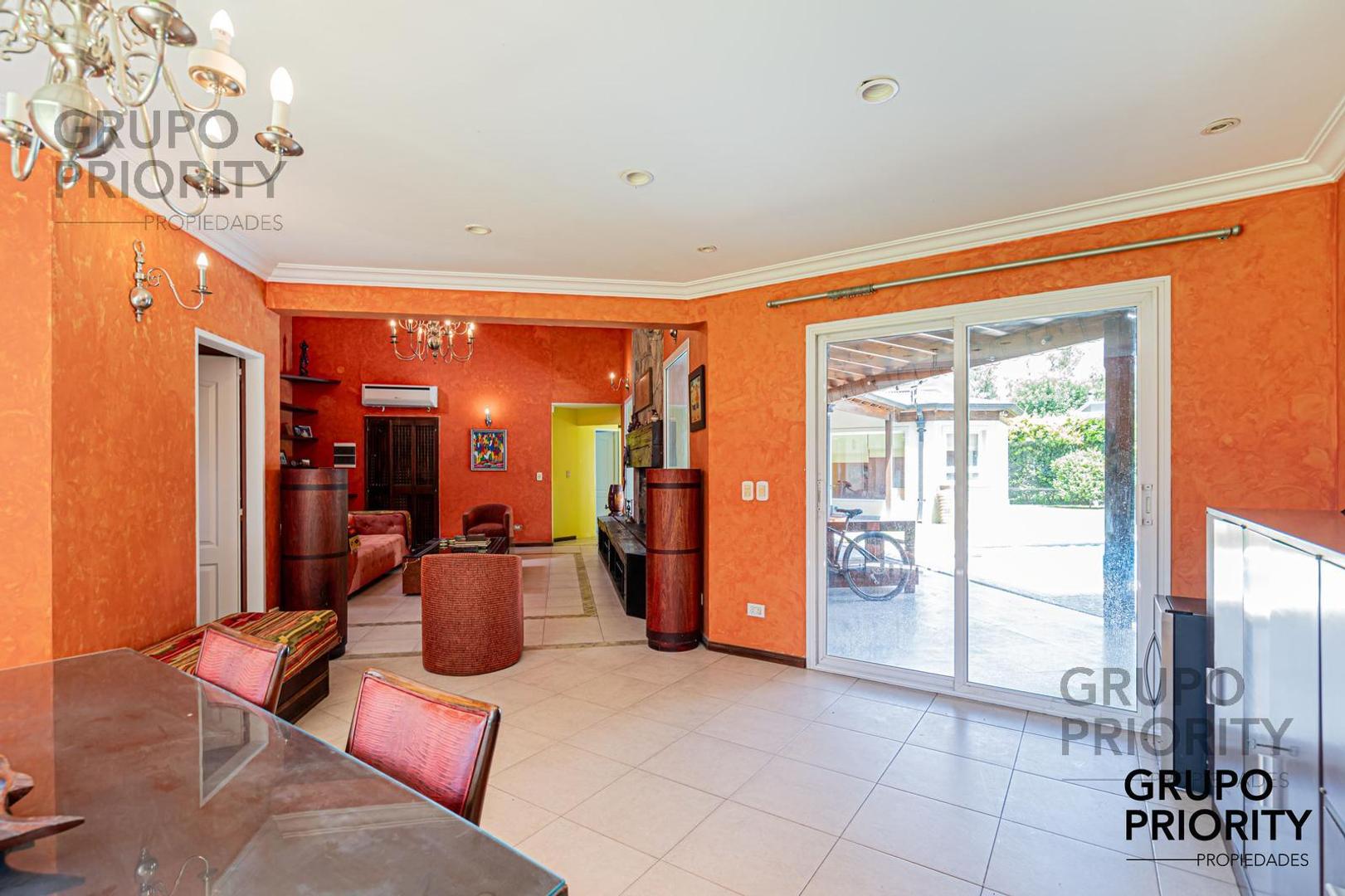 Casa en Venta con 2 cocheras