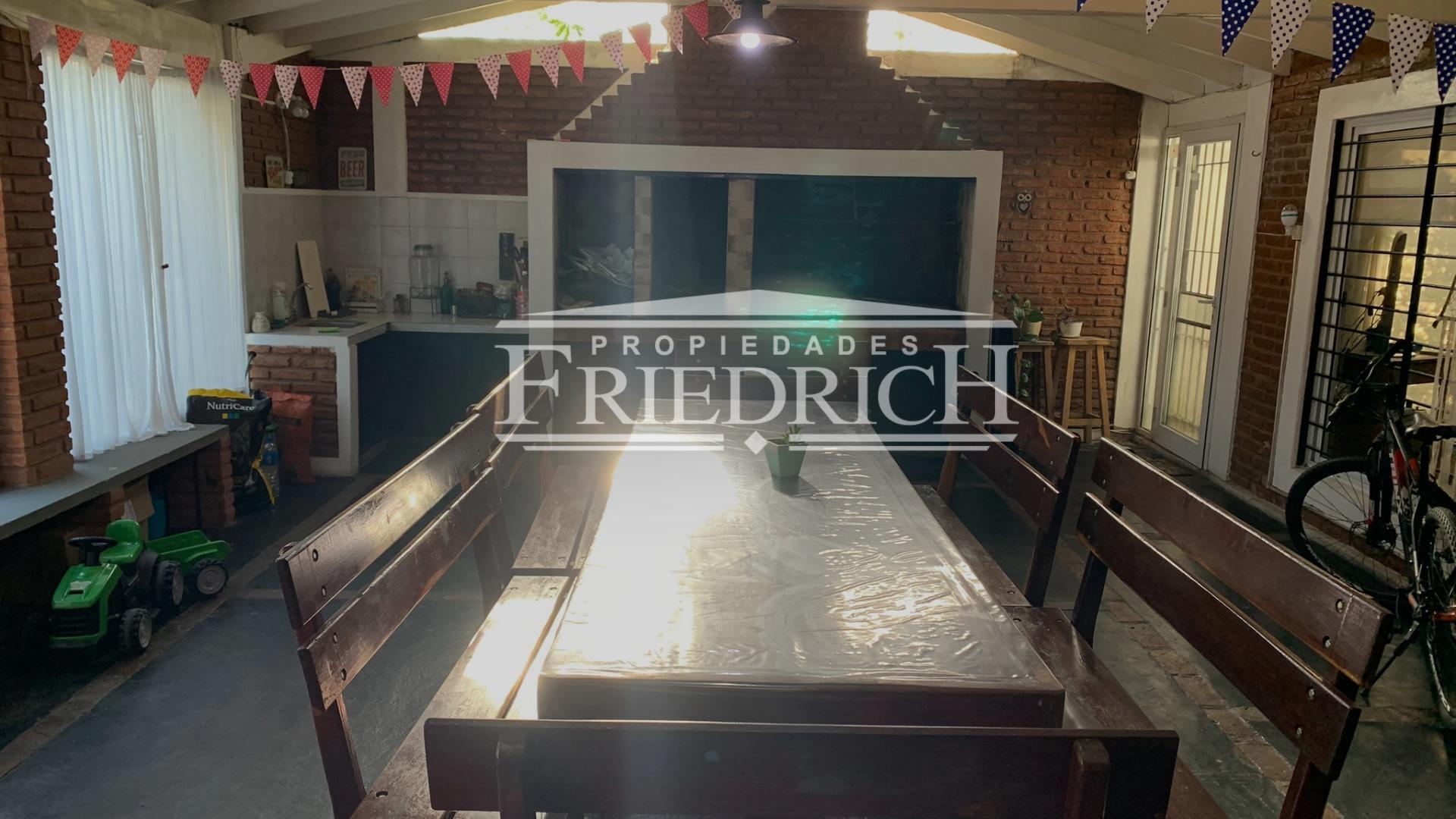 Casa 6 ambientes con 4 baños