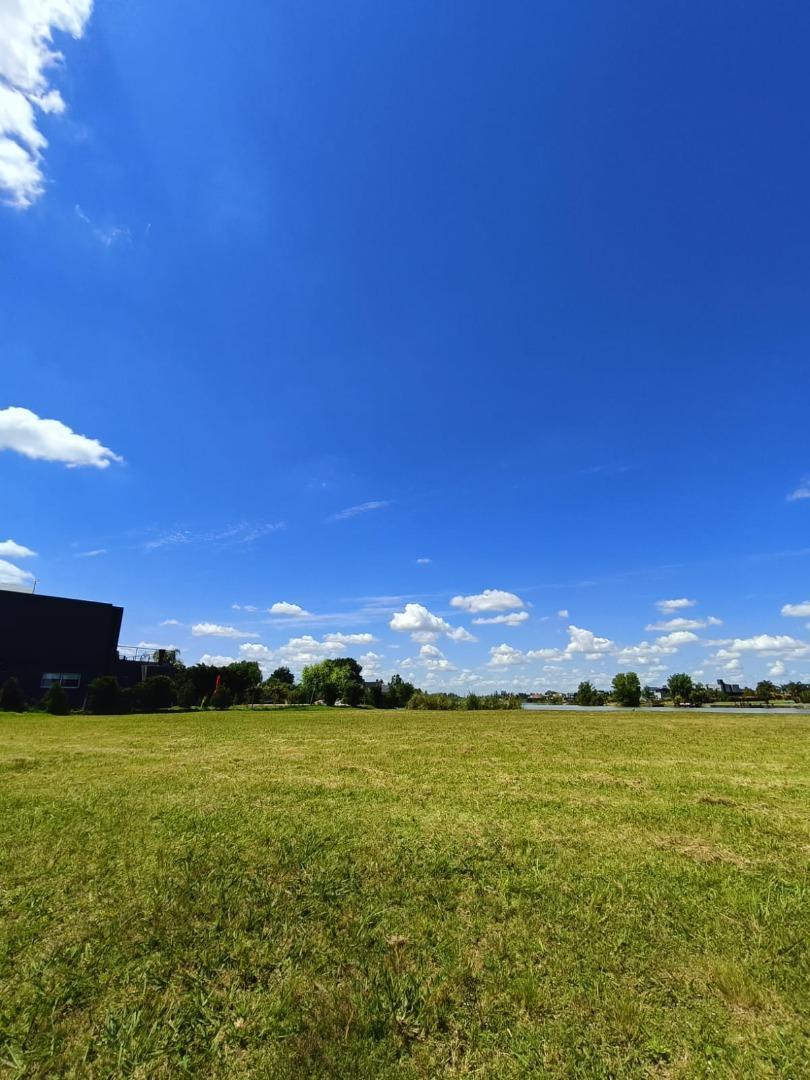Lote con fondo a la laguna en Santa Rita