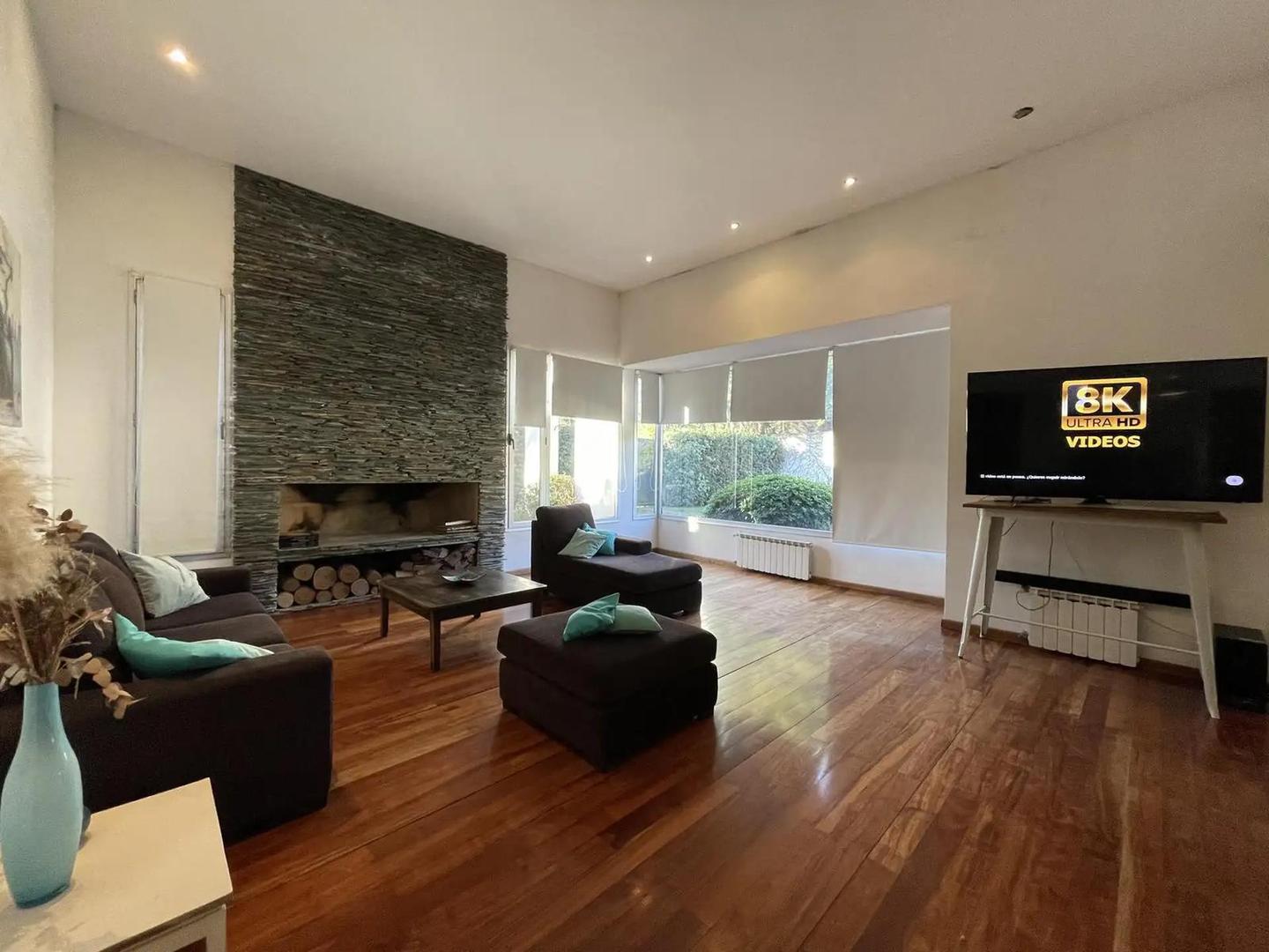 Casa en Venta con 2 cocheras