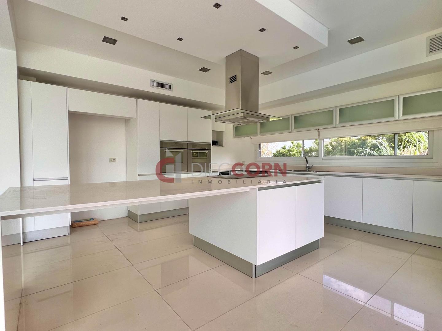 Casa en Alquiler con 6 cocheras