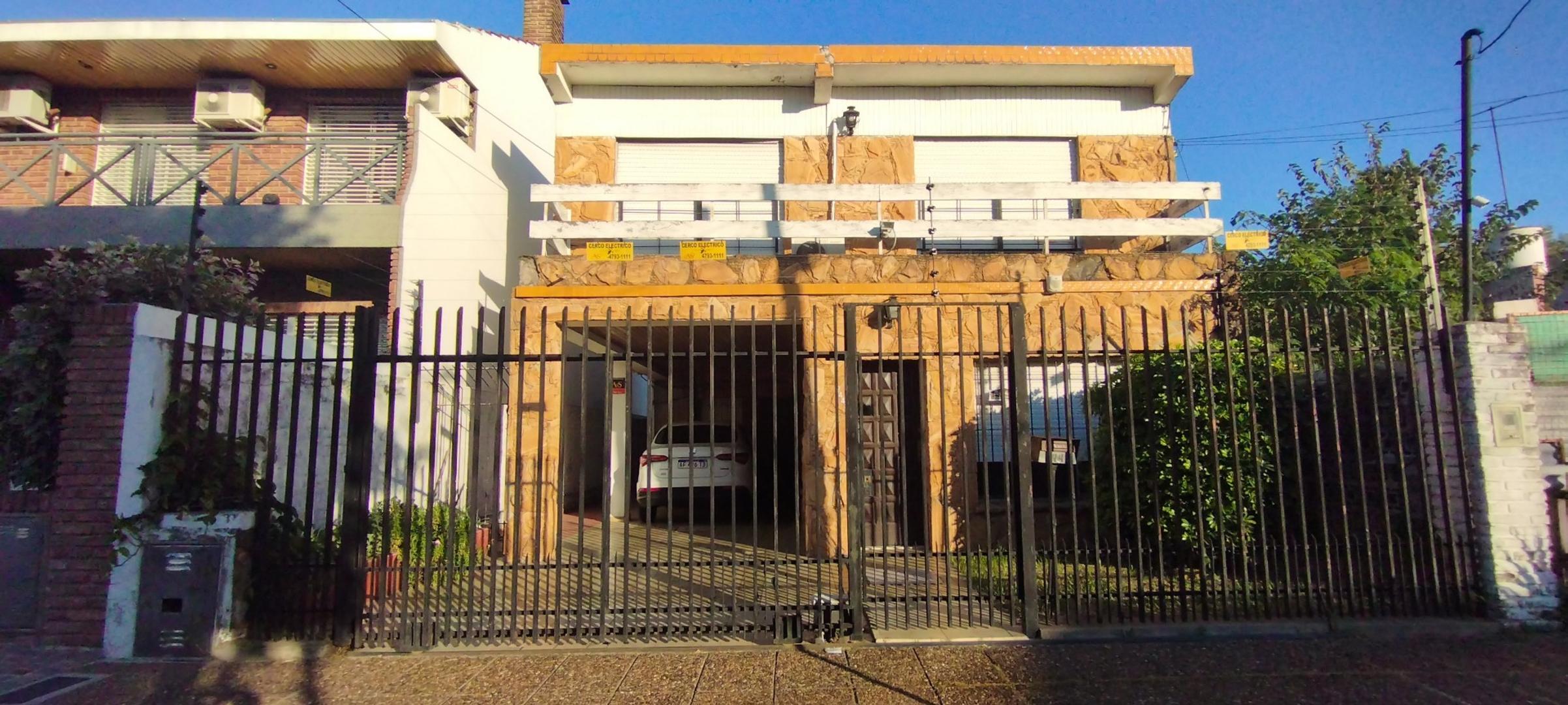 CASA CON AMBIENTES AMPLIOS Y MUY BUENA UBICACION