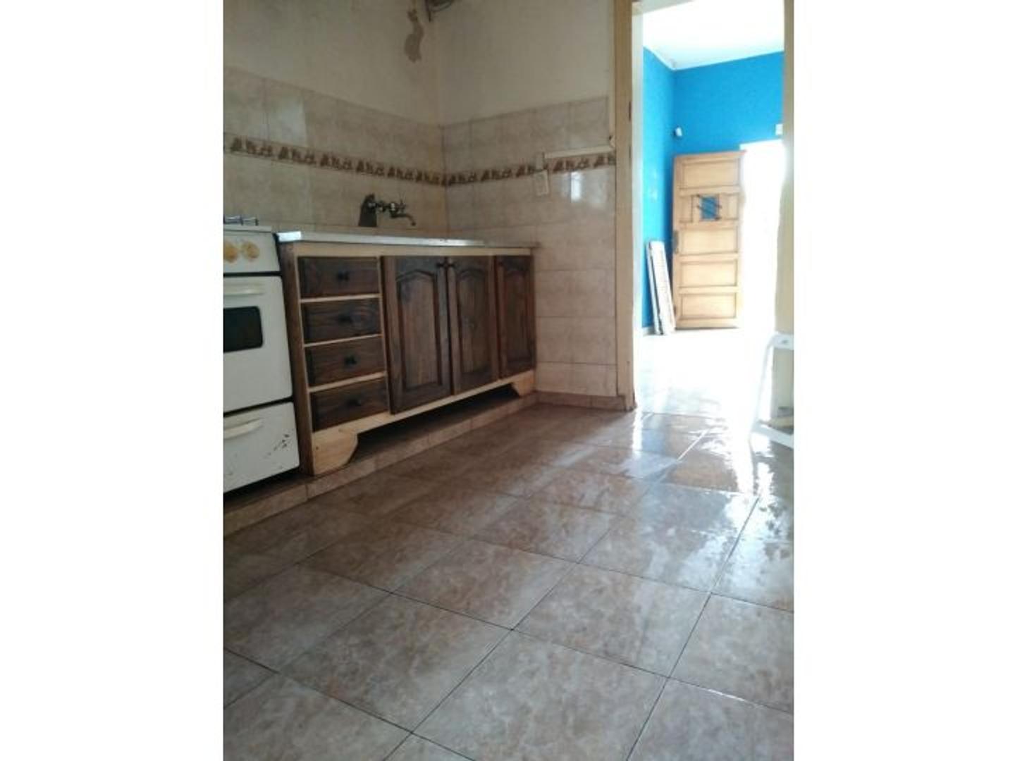 Venta Casa 3 ambientes con local y dependencia en Morón