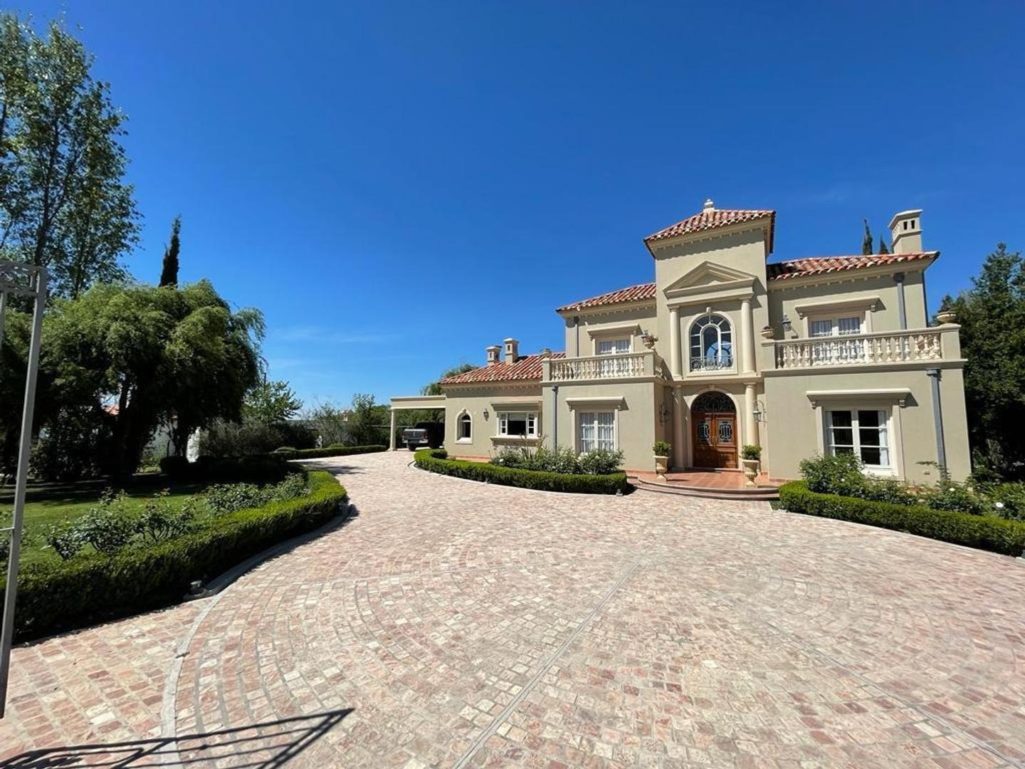 Casa 6 ambientes con 4 baños