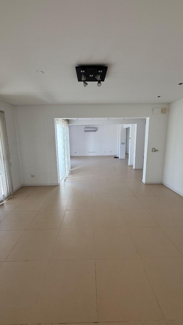 Casa en Venta con 6 cocheras