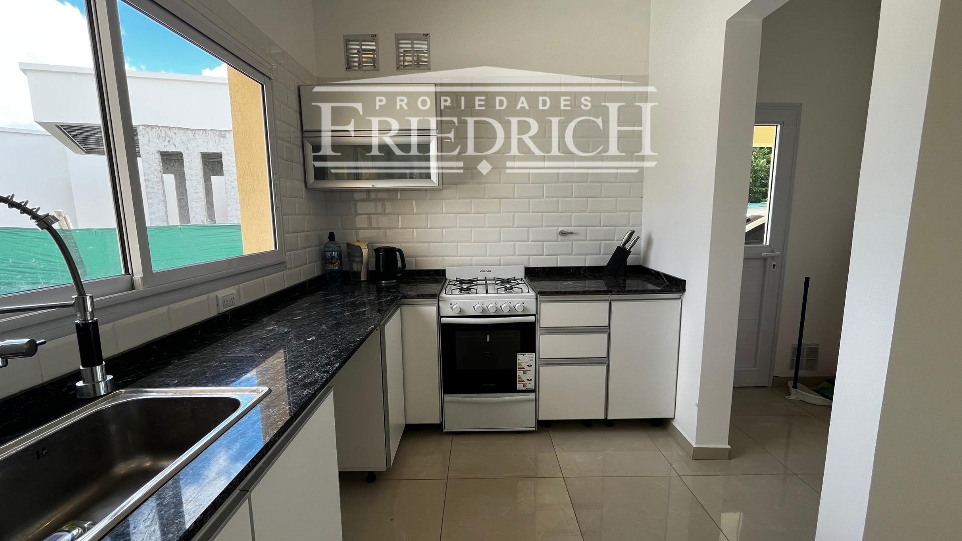 Casa 4 ambientes con 2 baños