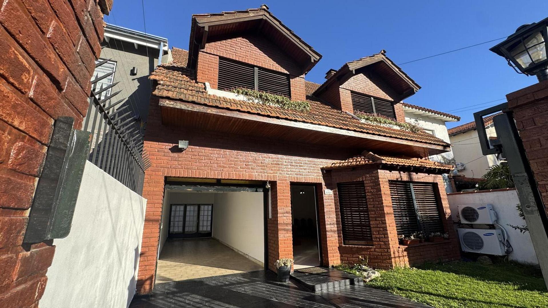 Venta Chalet en Florida, Lasalle, 4 dormitorios, playroom, 3 cocheras, apto crédito.