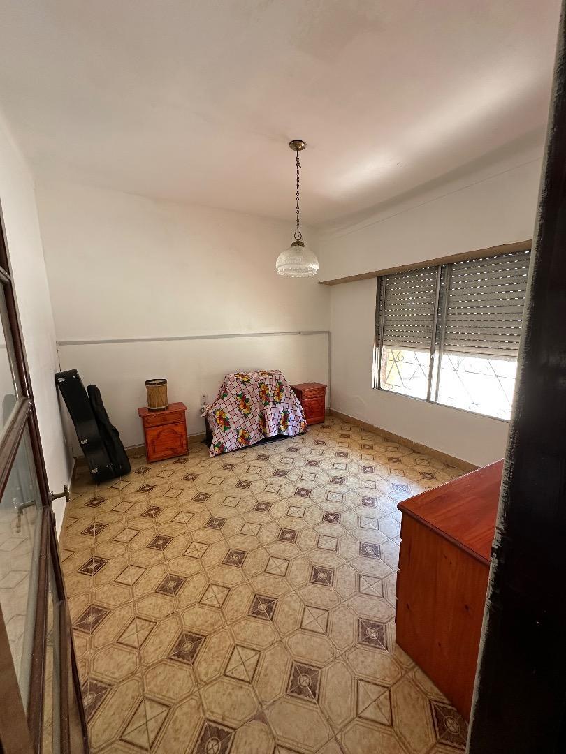 Casa al frente + 3 deptos de 2 ambientes