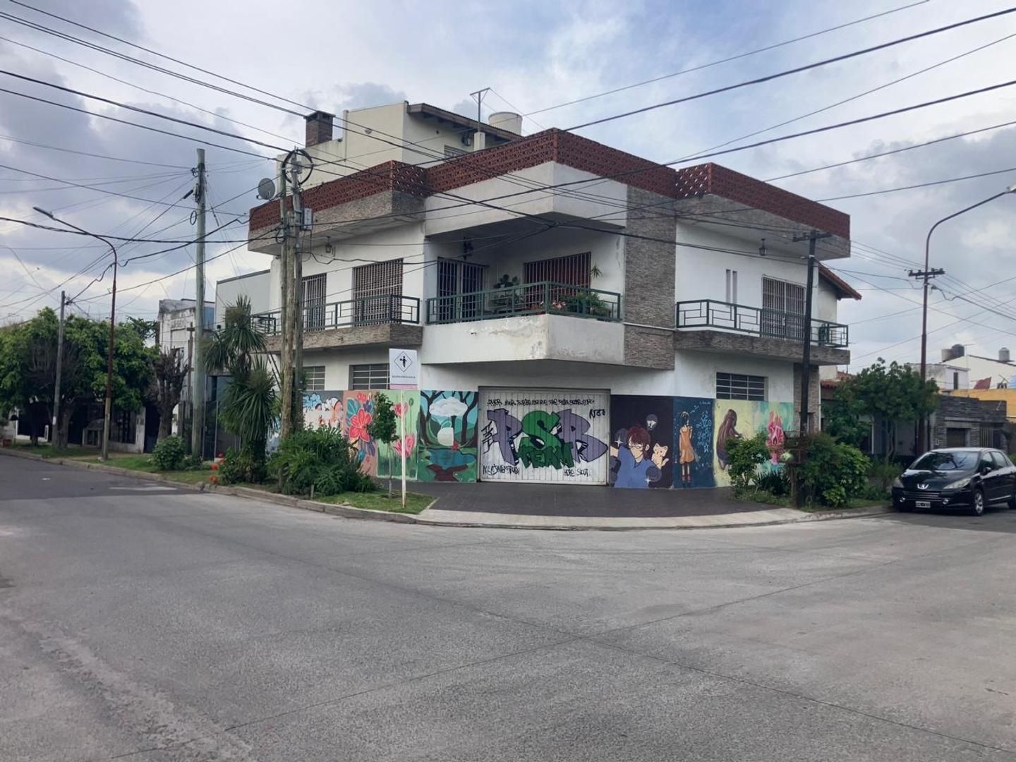 Amplia vicienda en esquina 4 ambientes y garage varios autos