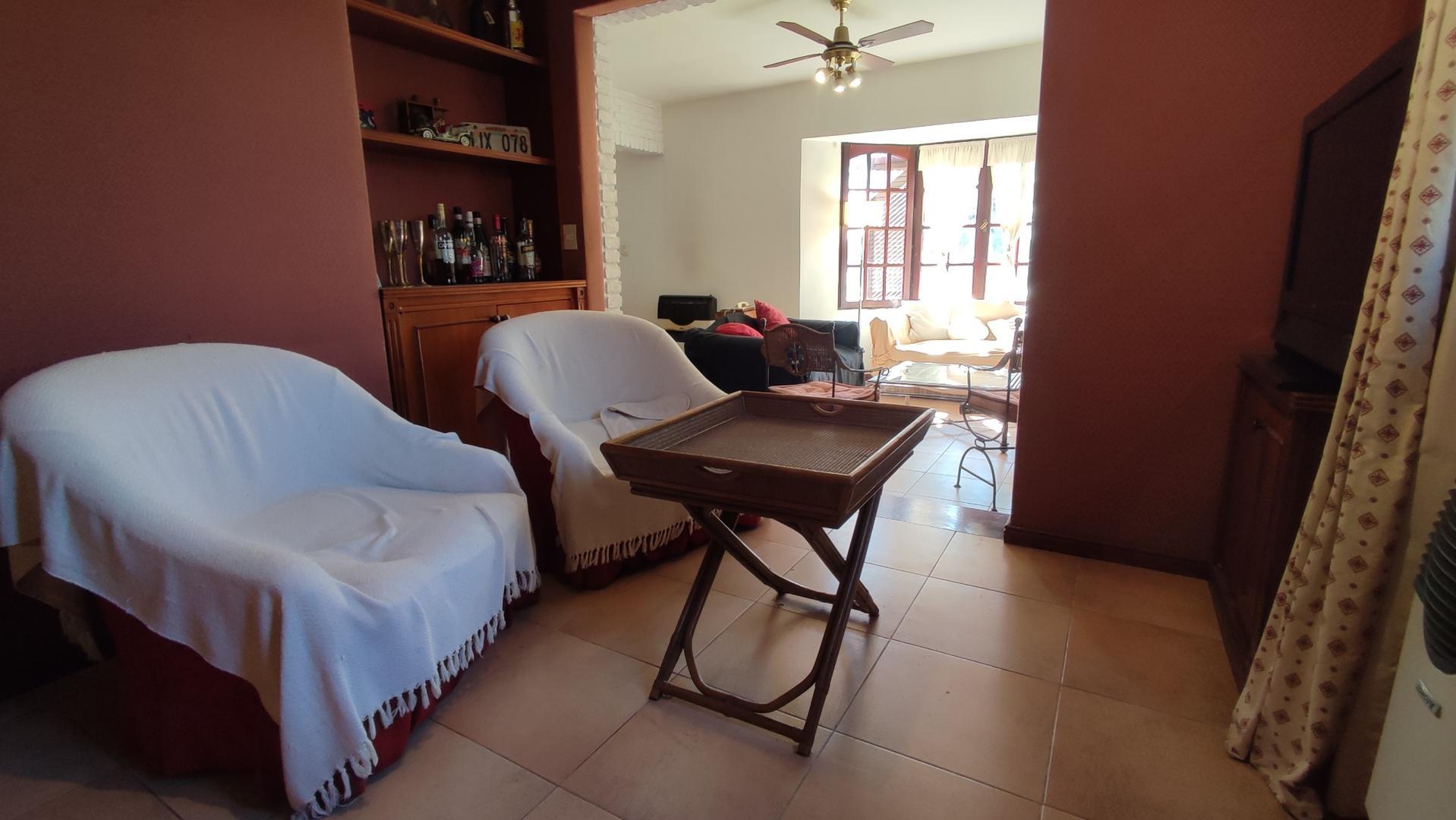 Casa en Alquiler con 3 cocheras