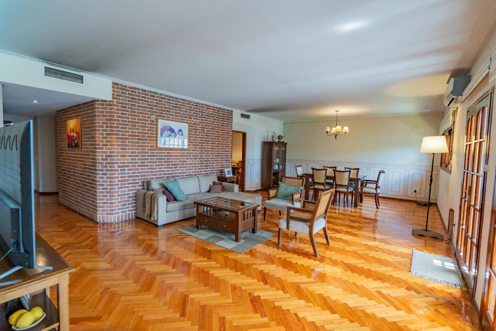 Casa 6 ambientes con 4 baños