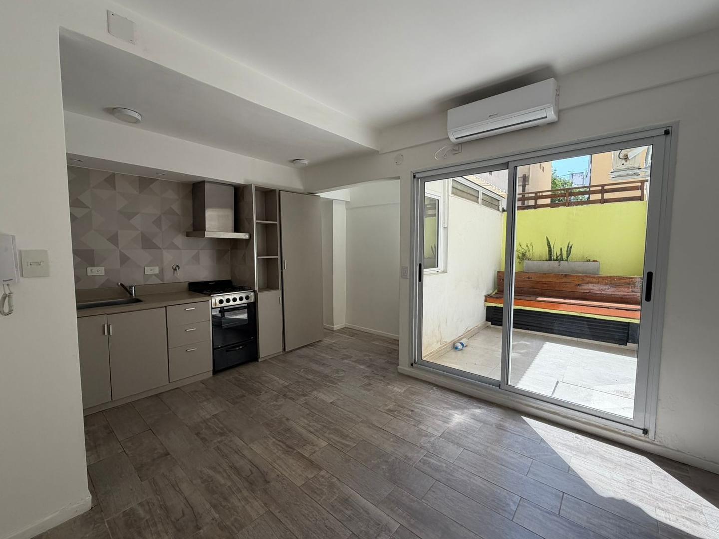 EXCELENTE DEPARTAMENTO 2 AMBIENTES CON PATIO EN ALQUILER