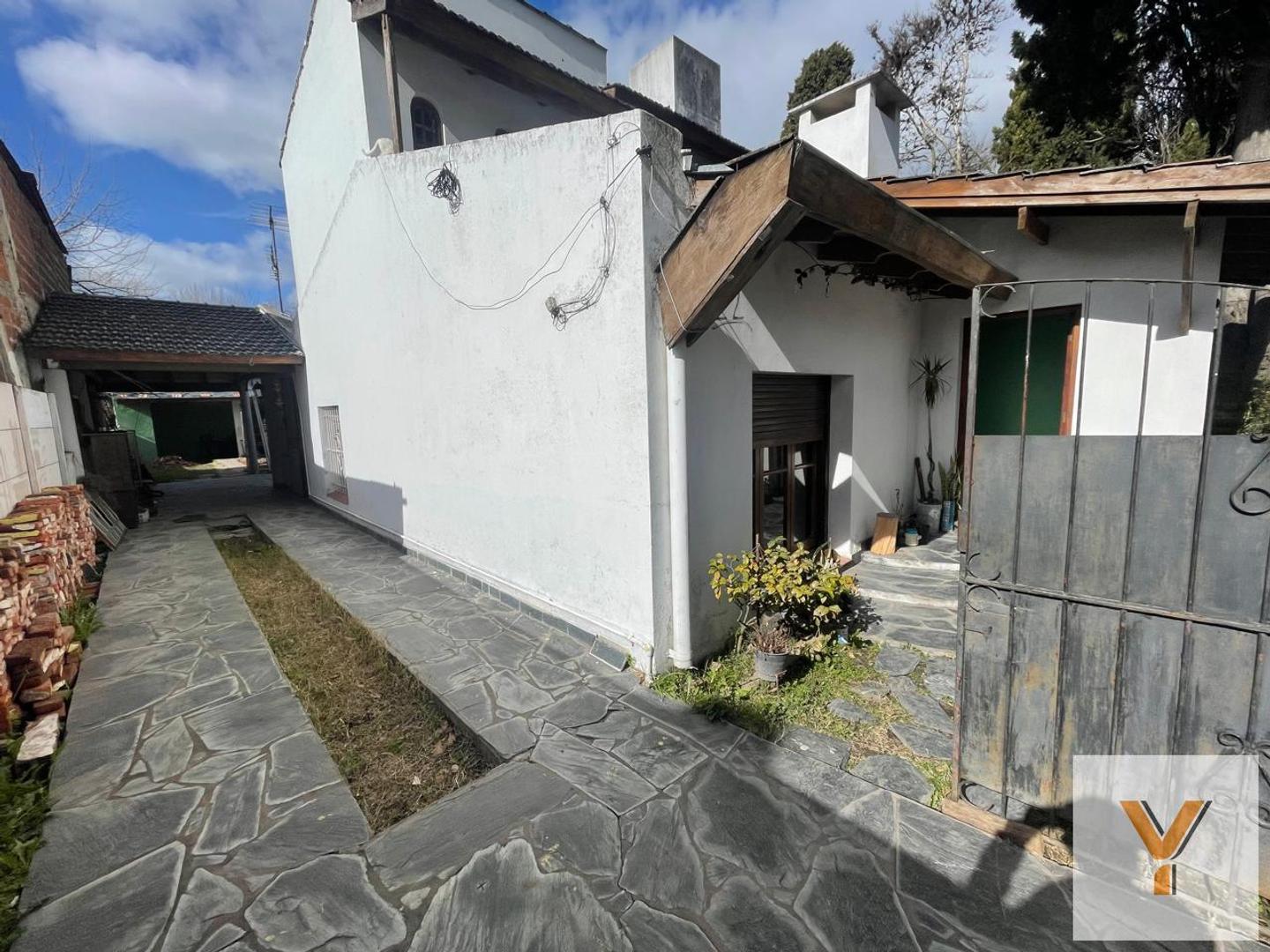 Casa en Venta con 3 cocheras