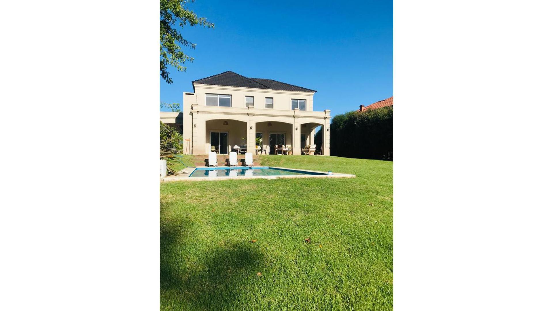 Venta - Excelente casa de Diseño en Barrio Los Castores