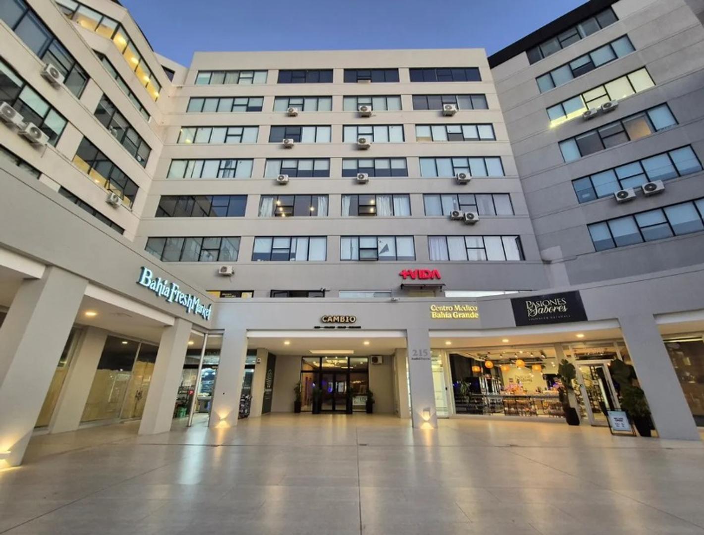 ALQUILER  COCHERA CUBIERTA EN ESTUDIOS DE BAHÍA GRANDE.-