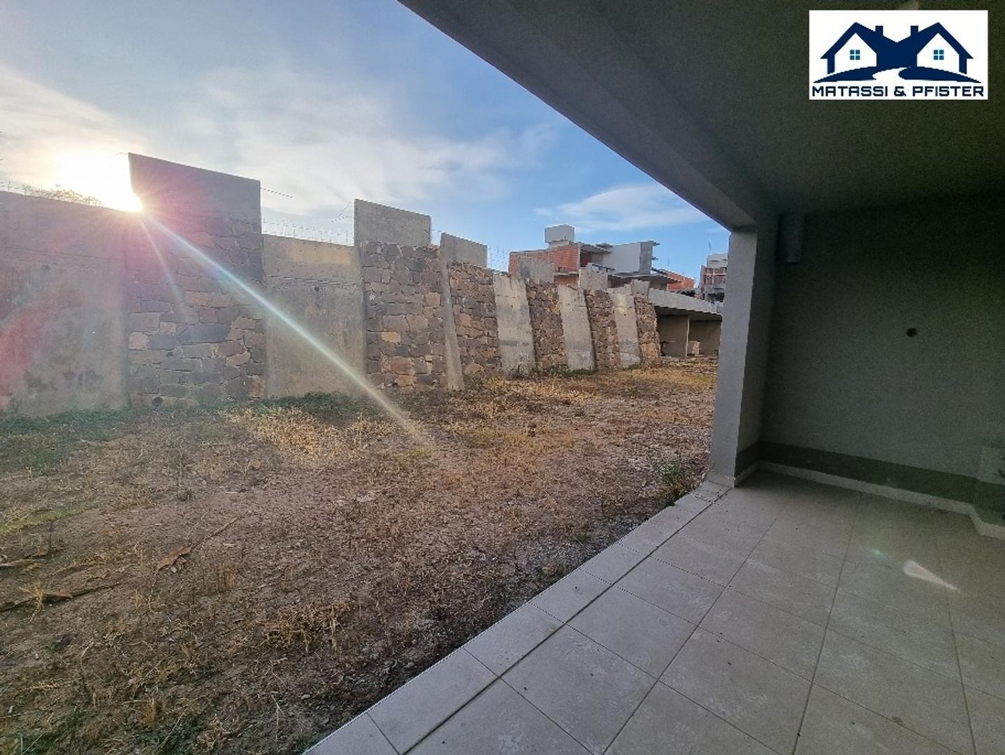 Casa en Alquiler con 1 cochera