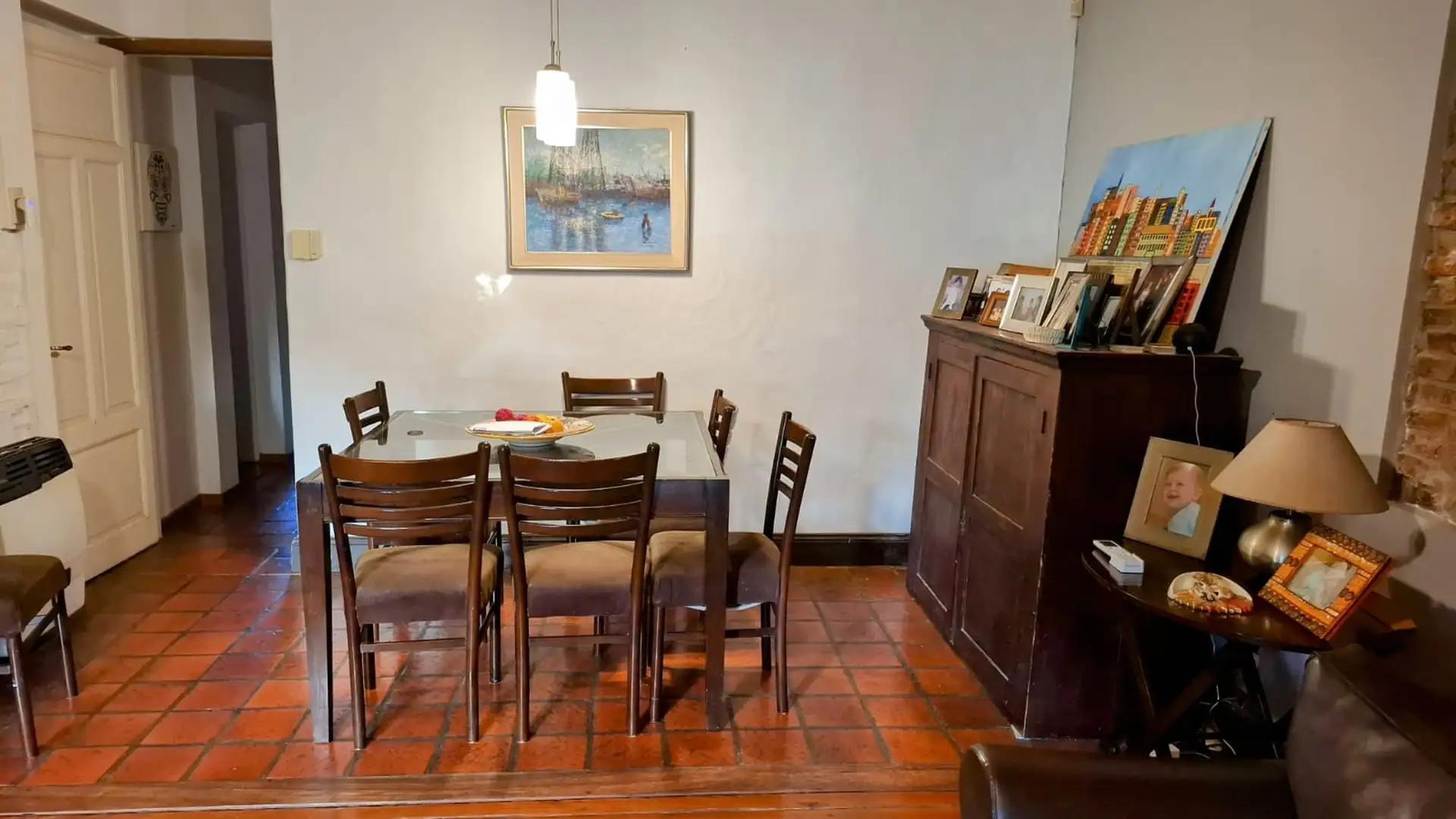 Casa en Venta en Adrogué Centro: Recientemente Remodelada y