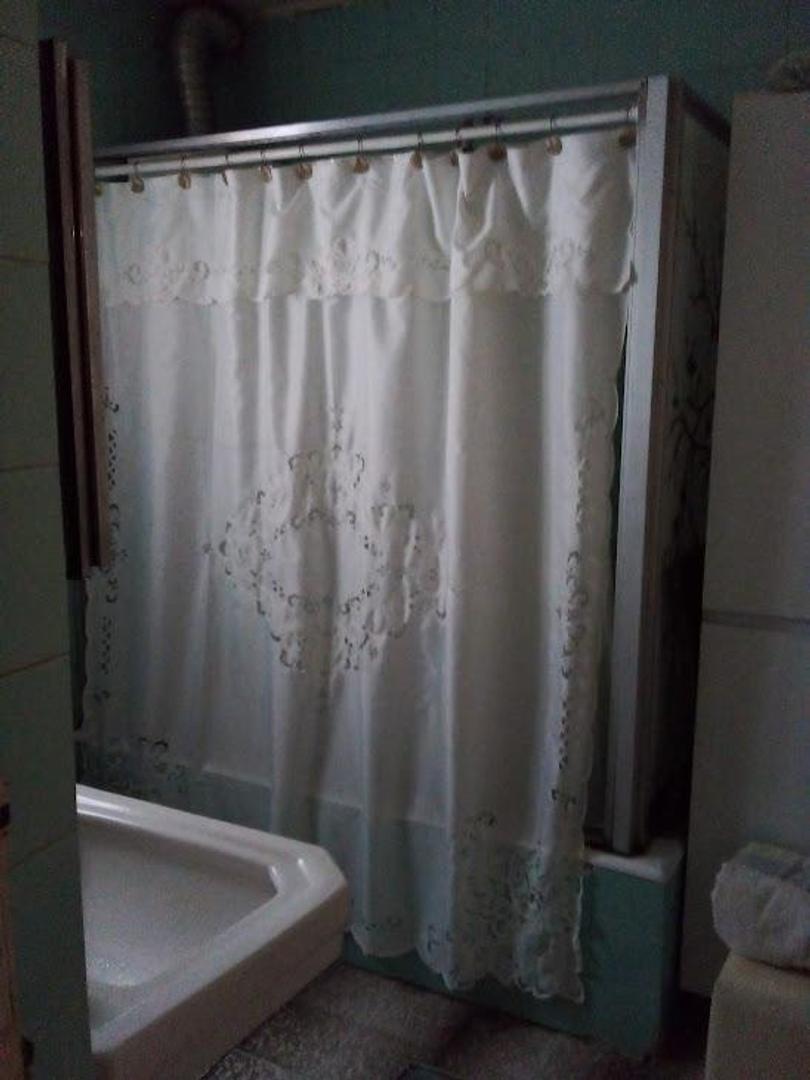 Casa, 2 plantas, 8,66 m2 de frente x 38,22 m2 de fondo. Jardín y cochera cerrada. A refaccionar.