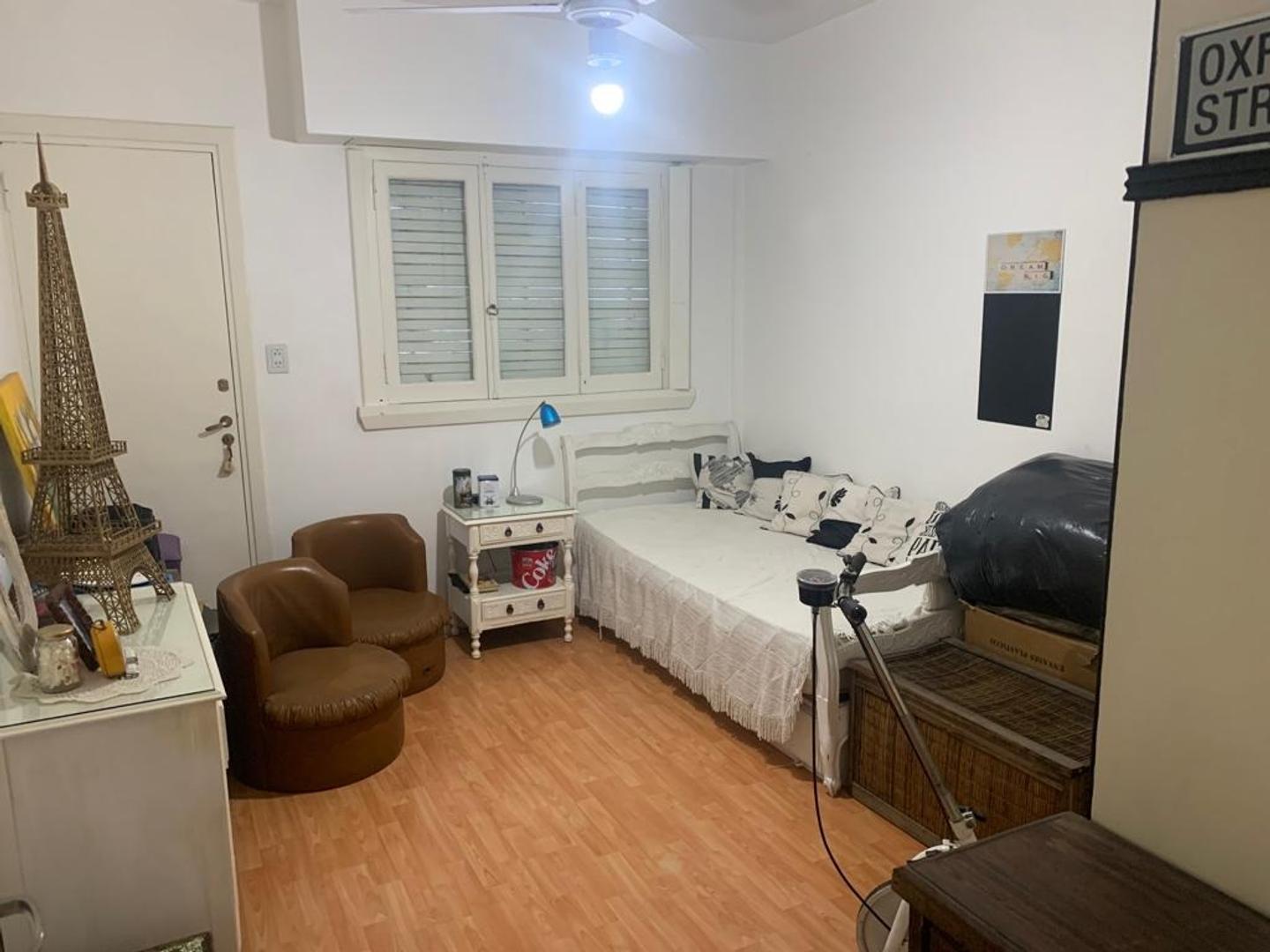 AMPLIO Y EXCELENTE TIPO CASA SOBRE AV. GALICIA