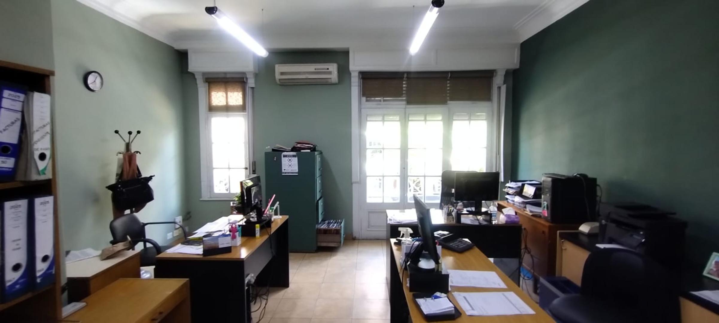 OFICINA EN EXCELENTE UBICACION COMERCIAL- 3 AMB PISO UNICO