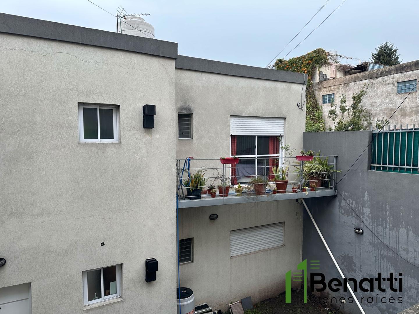 Departamento 2 ambientes planta alta al fondo.