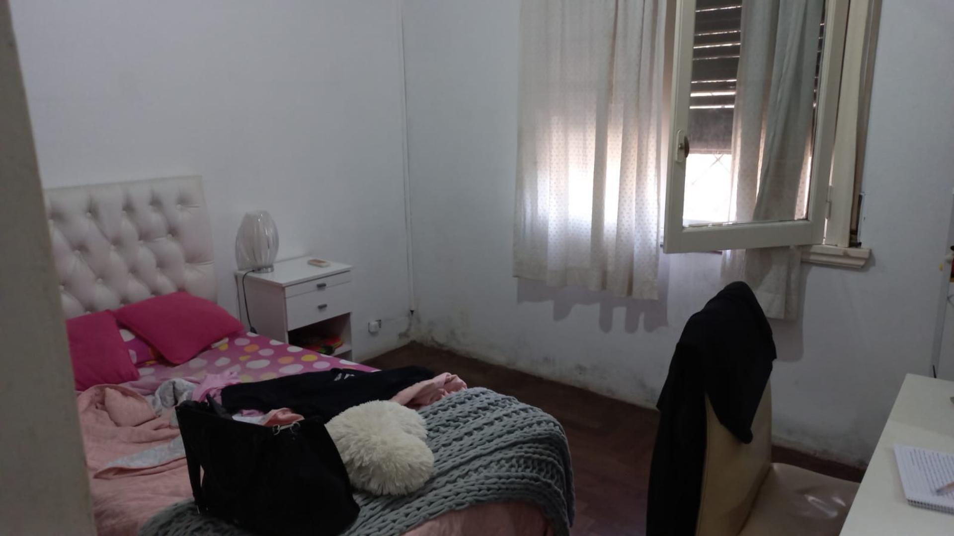 DOS(2) CASAS CON LOCAL EN EL FRENTE CON TERRENO