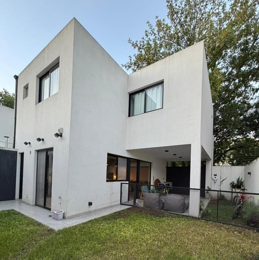 CASA EN VENTA :: PARQUE LELOIR/UDAONDO :: 3 AMBIENTES