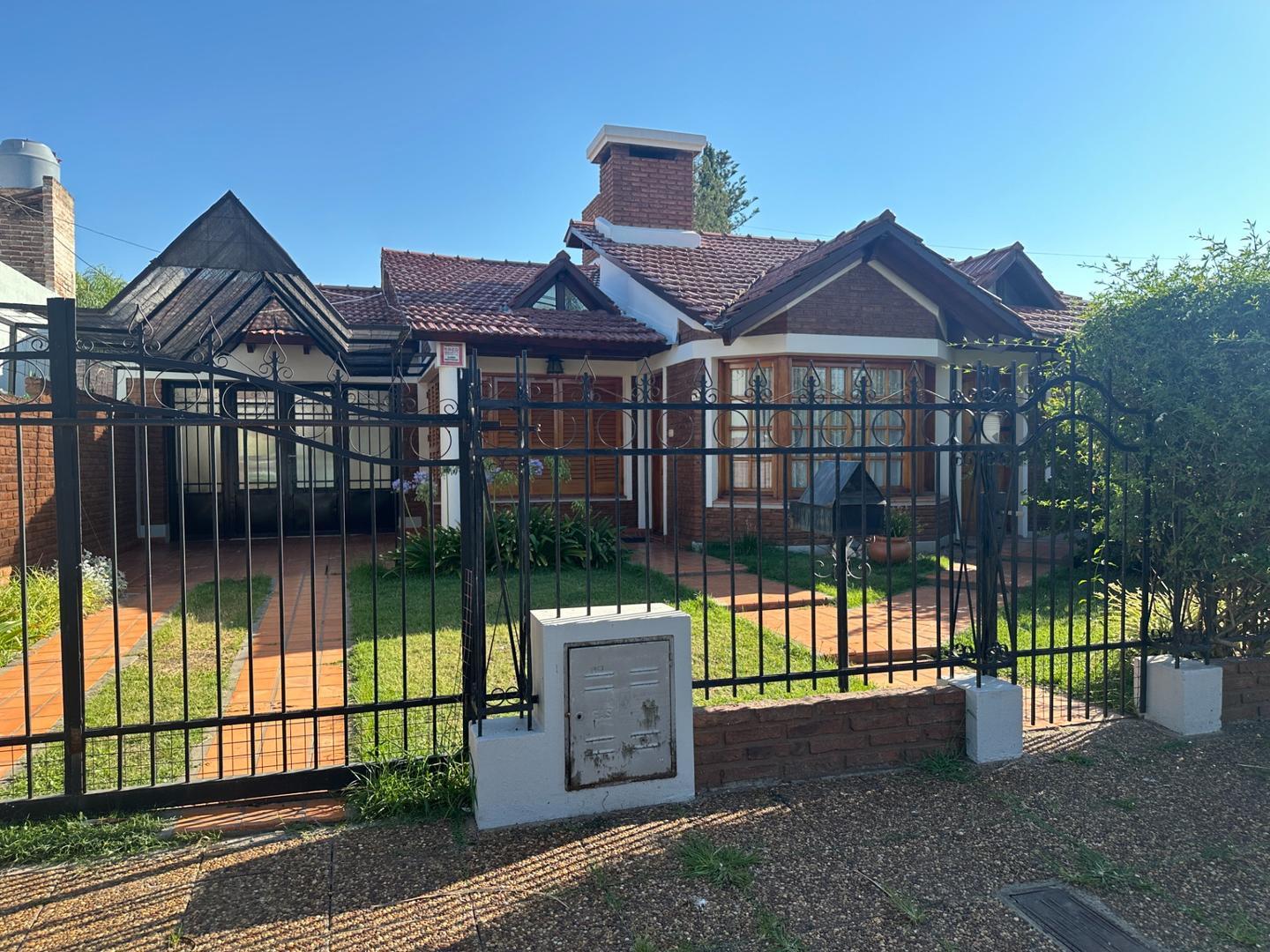 Venta Chalet Amplio Centrico Pileta Quincho Parque Calidad *