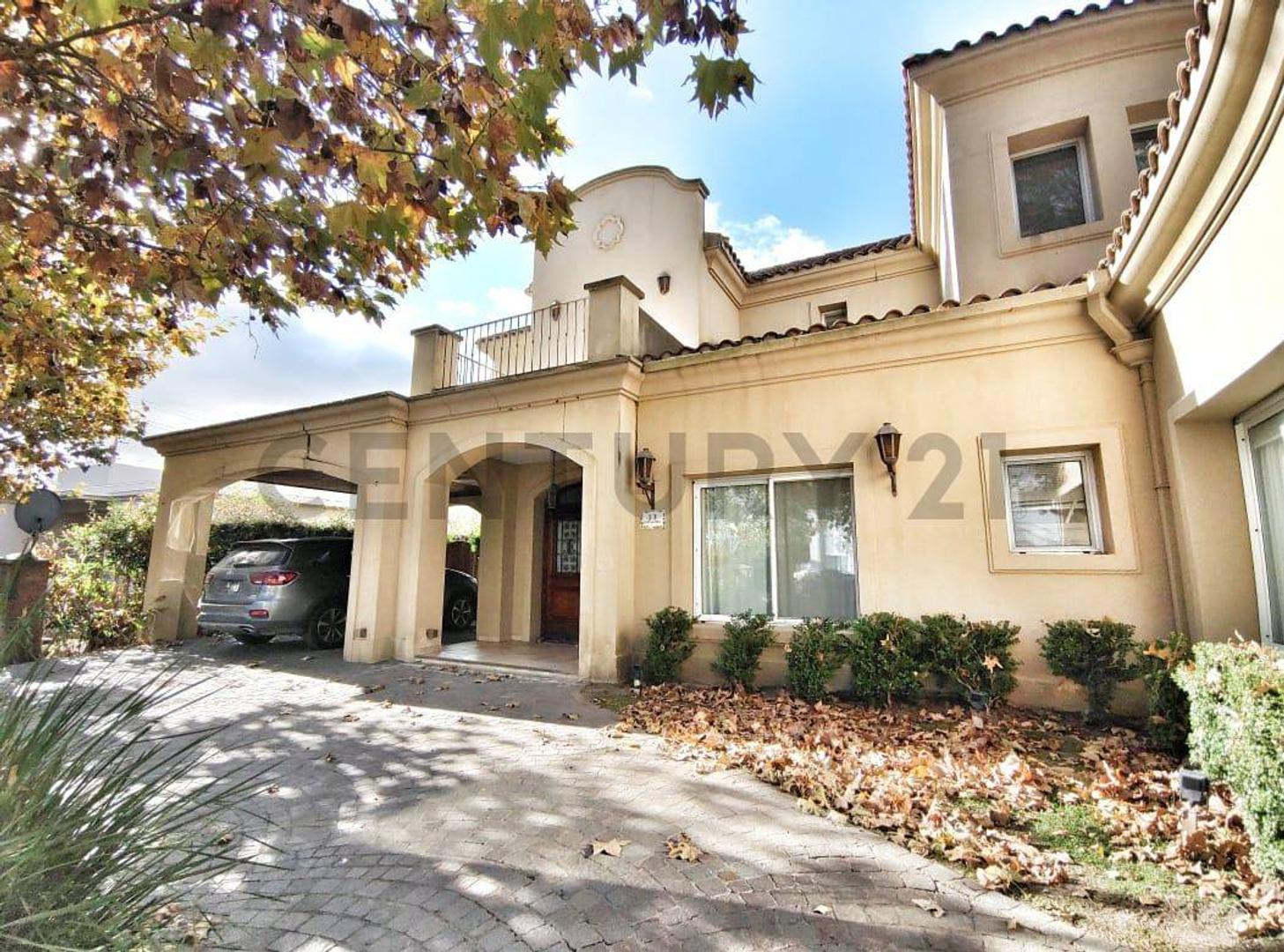 Casa 5 ambientes con 4 baños