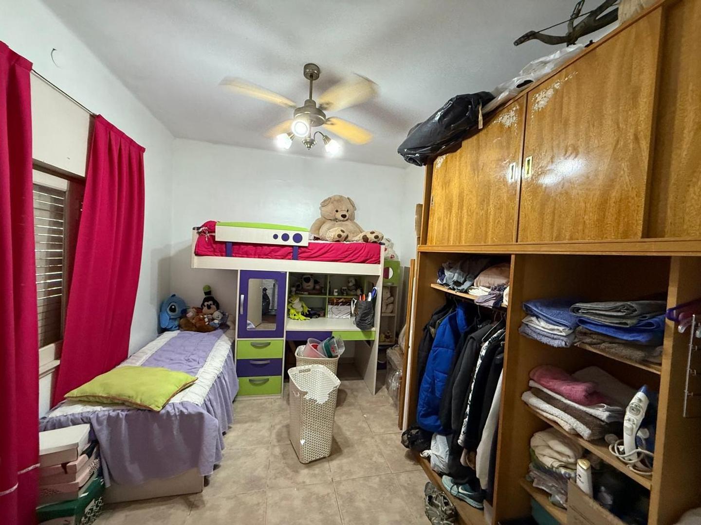 CASA  3 DORMITORIOS  CON GARAGE Y JARDIN