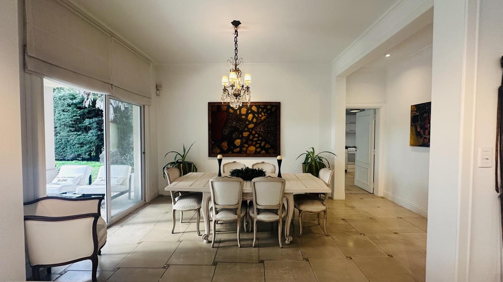 Casa 5 Ambientes con piscina - Barrio la Pradera
