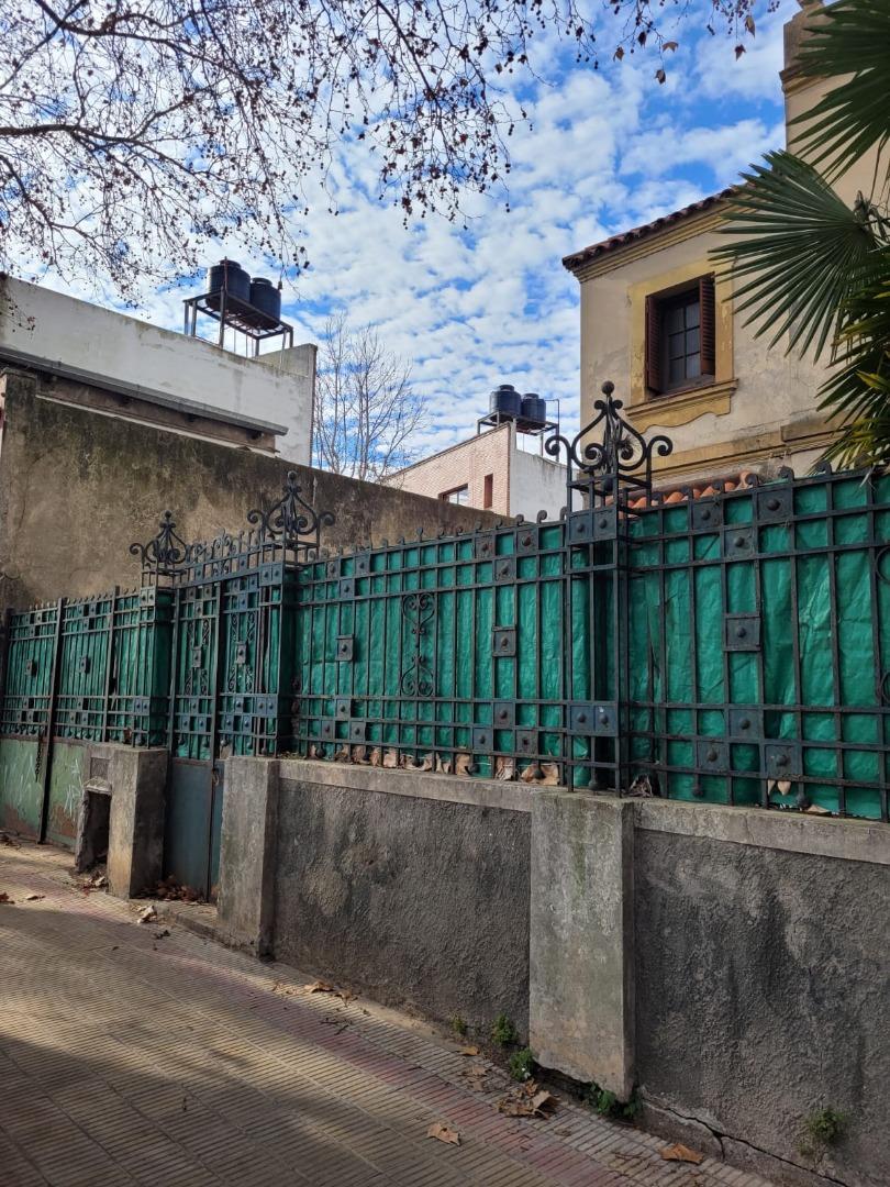 Casa a refaccionar con excelente ubicación sobre avenida 32