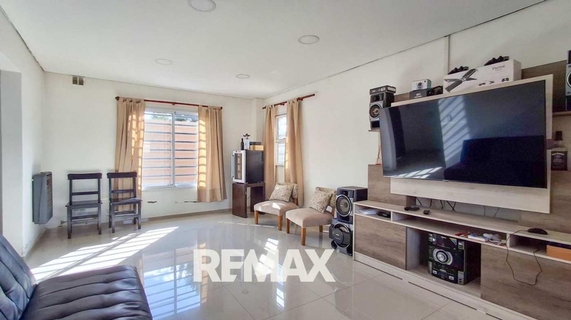 Casa en Venta con 3 cocheras