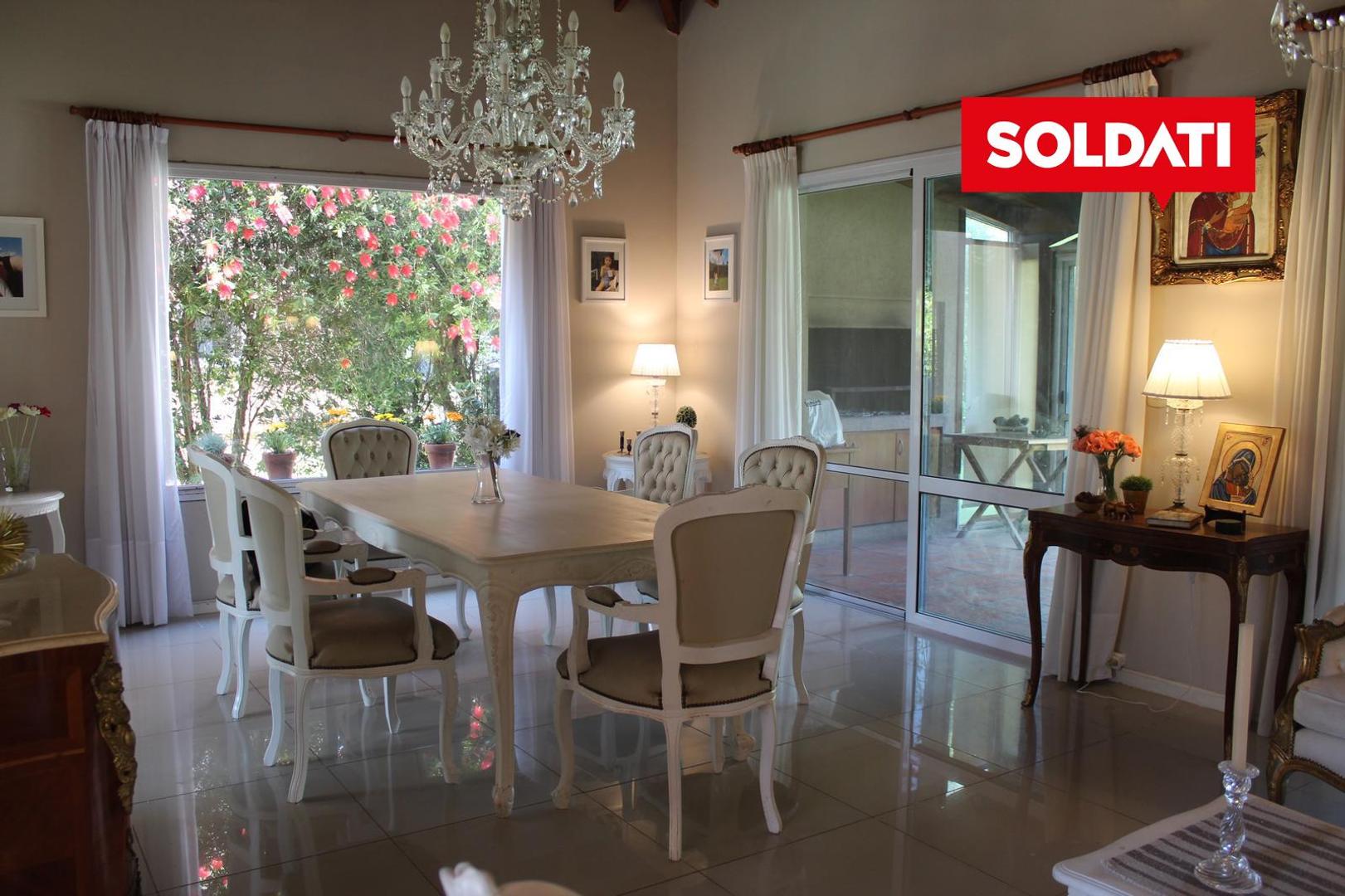 Casa en Venta con 2 cocheras