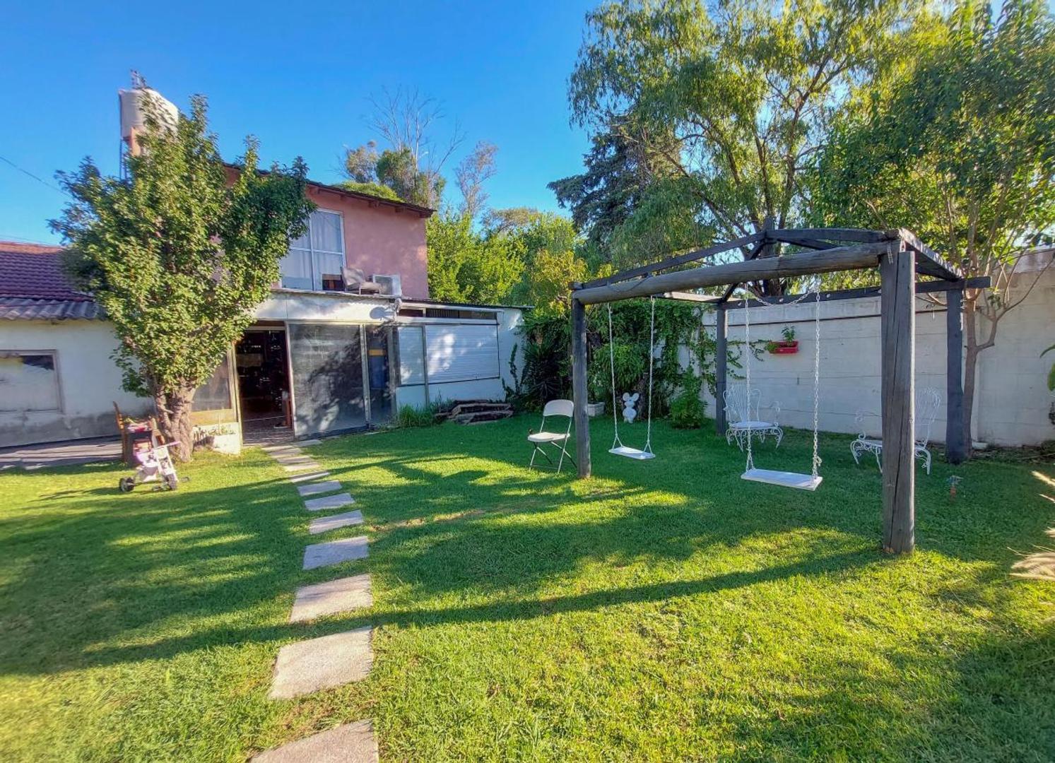 Chalet en venta, dos plantas, 4 dormitorios, parque y pileta