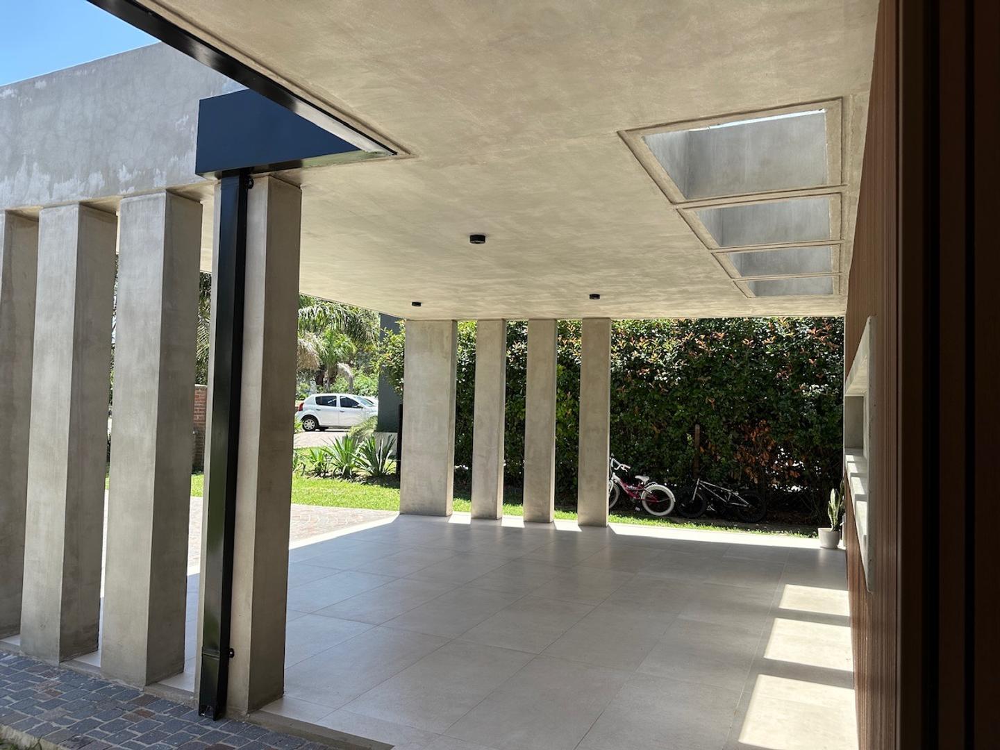 Casa en Venta con 6 cocheras