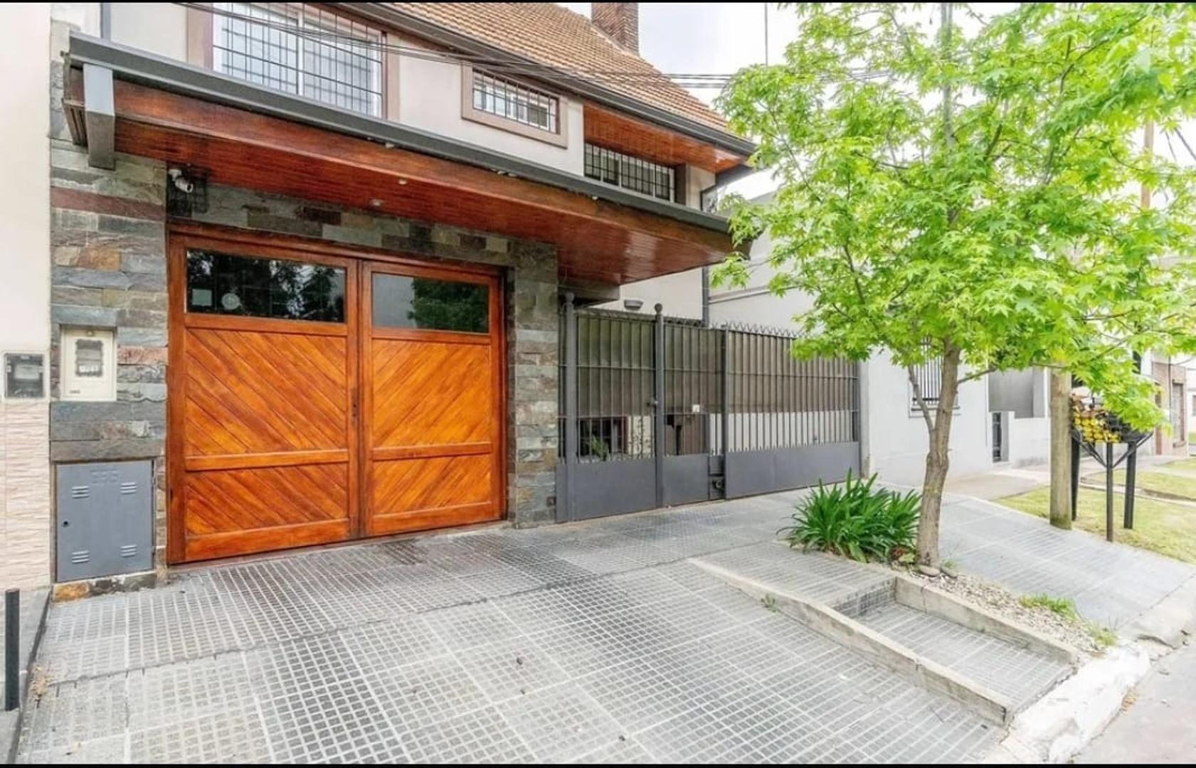 Casa en Venta con 2 cocheras