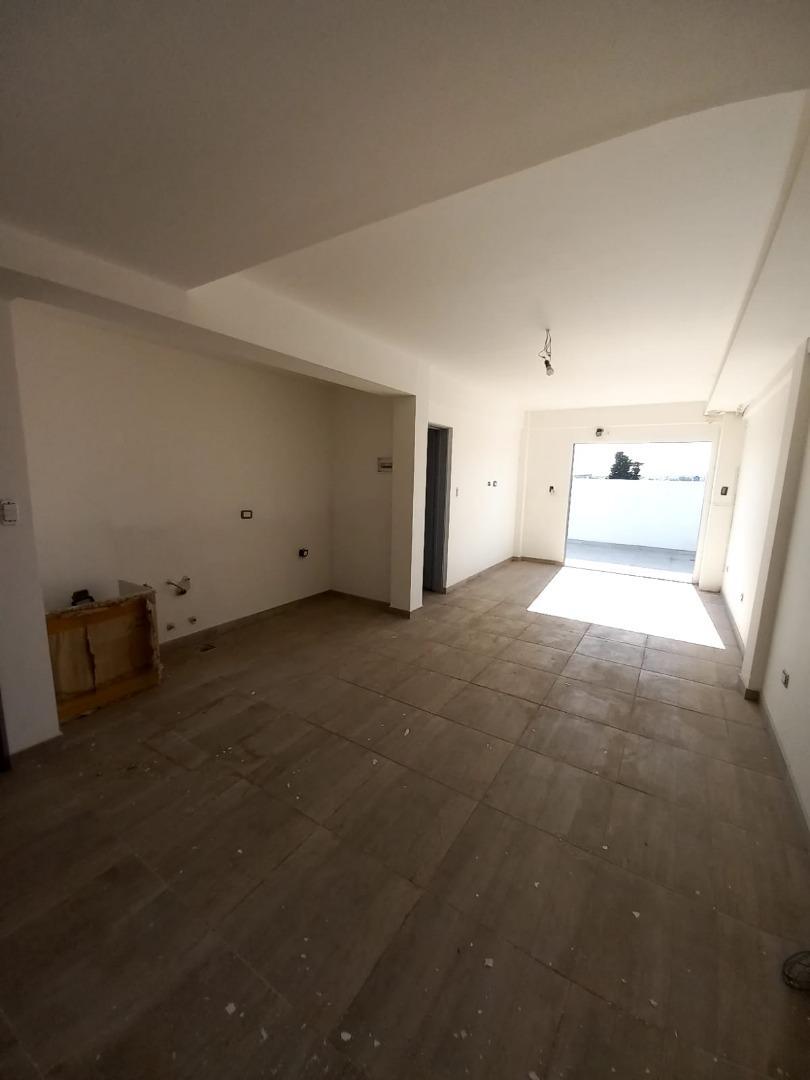 Amplio monoambiente con balcón en Ciudadela